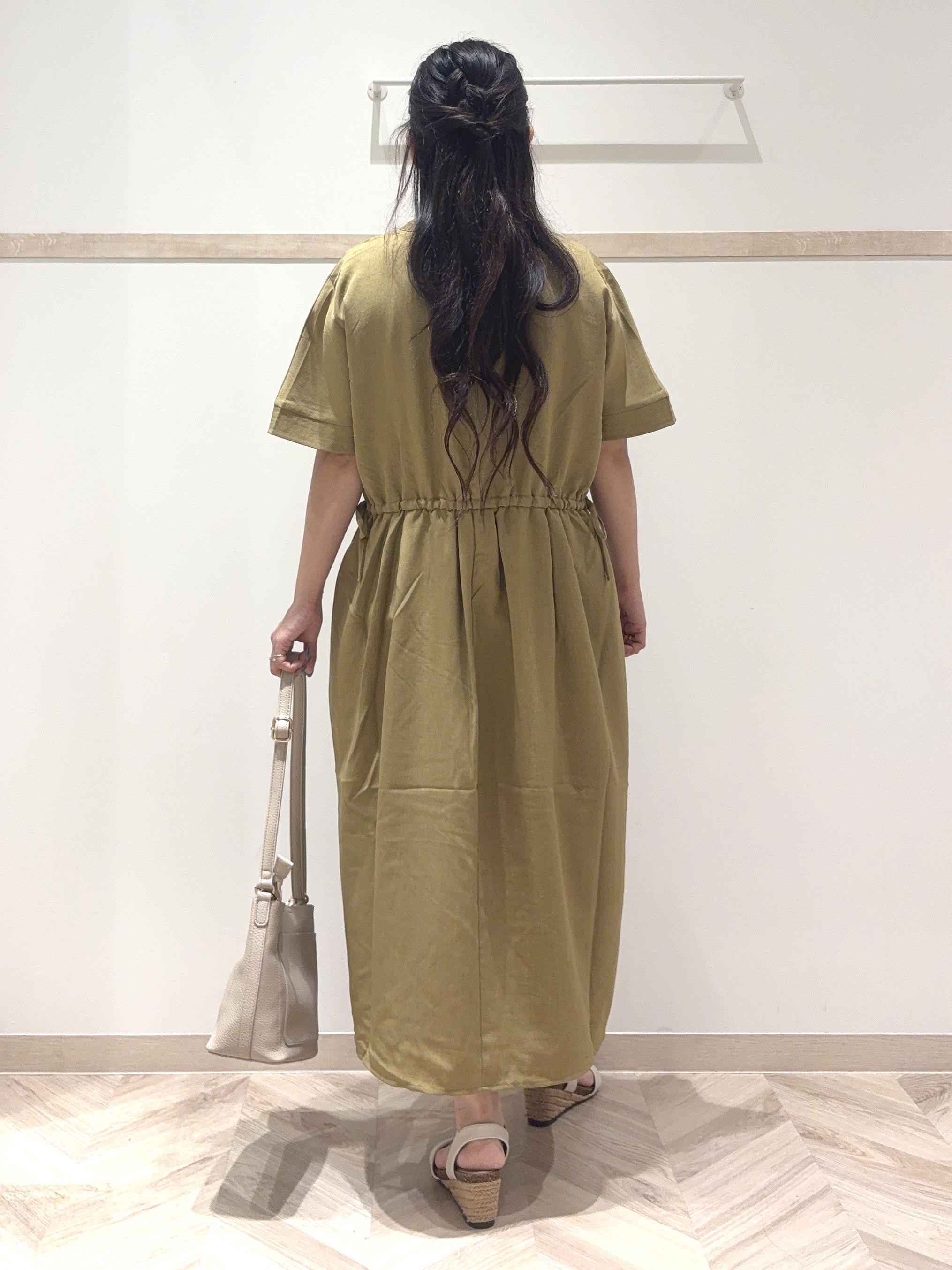 nanaさんの「SHOO･LA･RUE｜【洗濯機可/体型カバー】ウエストシャーリングでお腹周りが気にならない 麻調スキッパー脇リボンワンピー」を使ったコーディネート