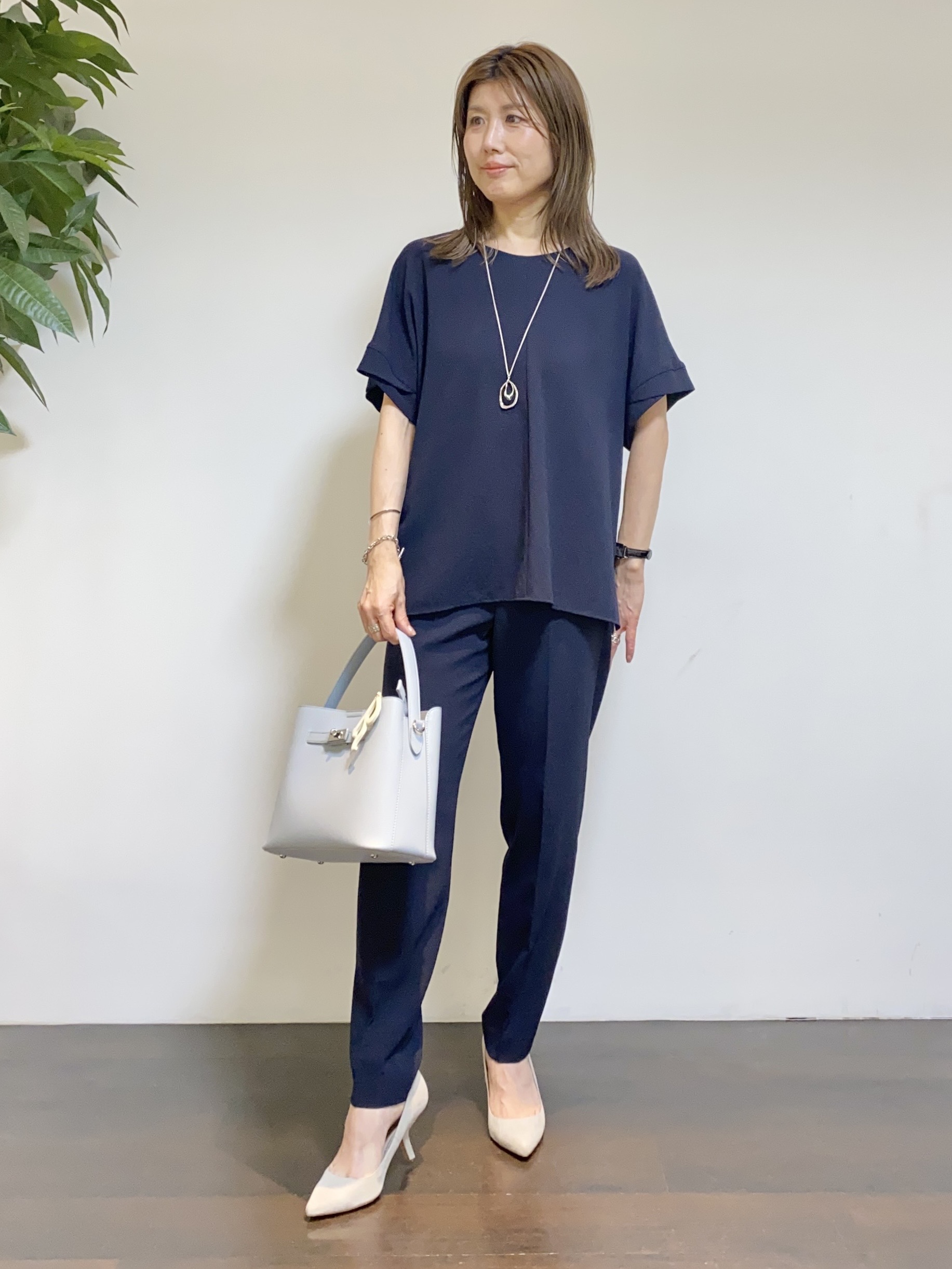 tomoさんの「UNTITLED｜【前後2WAY/はっ水/セットアップ可】リラクシーフレンチスリーブブラウス」を使ったコーディネート