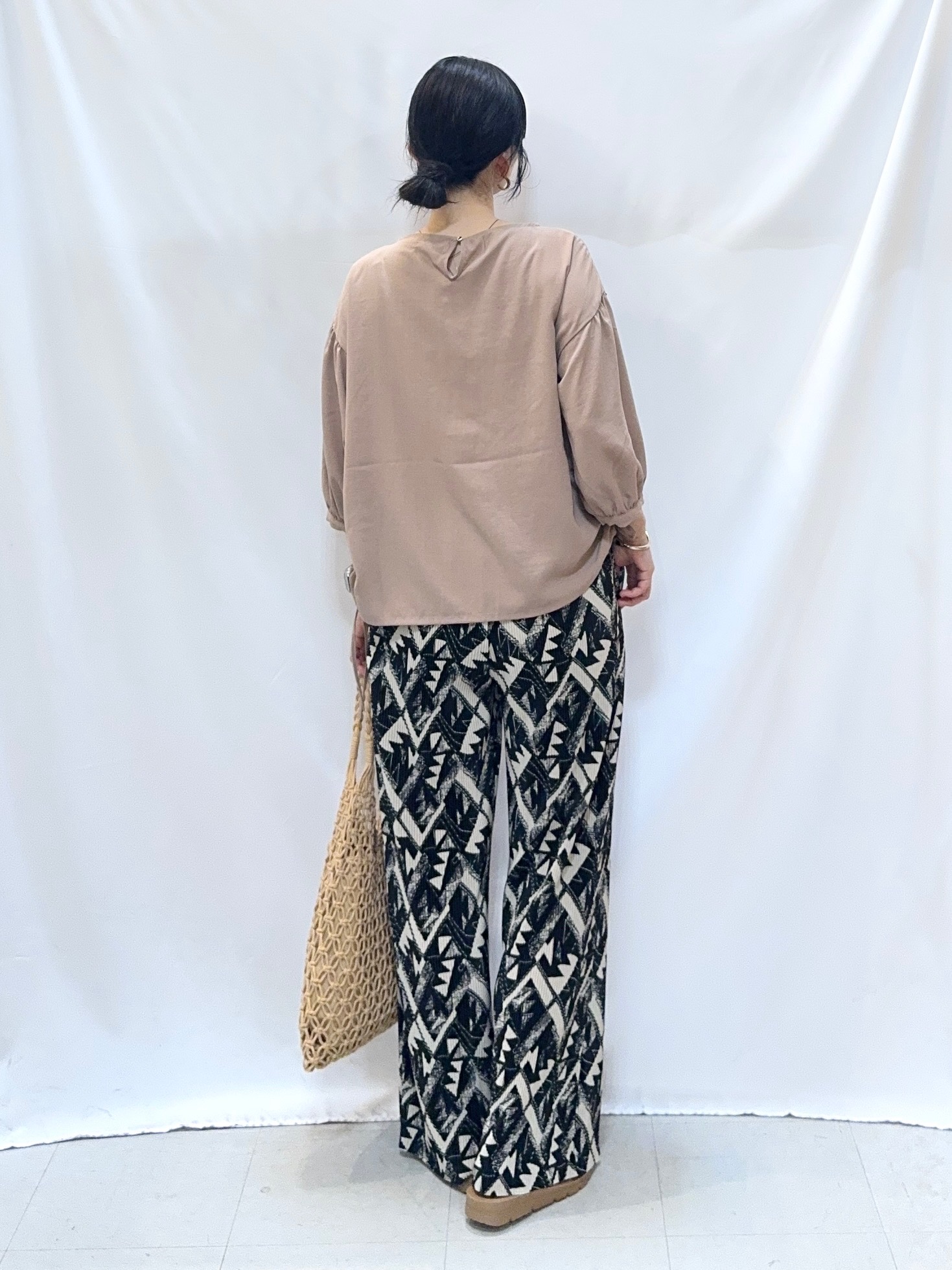 𝐇𝐢𝐫𝐨𝐦𝐢さんの「SHOO･LA･RUE｜【セットアップ可/S-LL/洗濯機可】体型カバーも叶う さらり麻調シャーリングブラウス」を使ったコーディネート