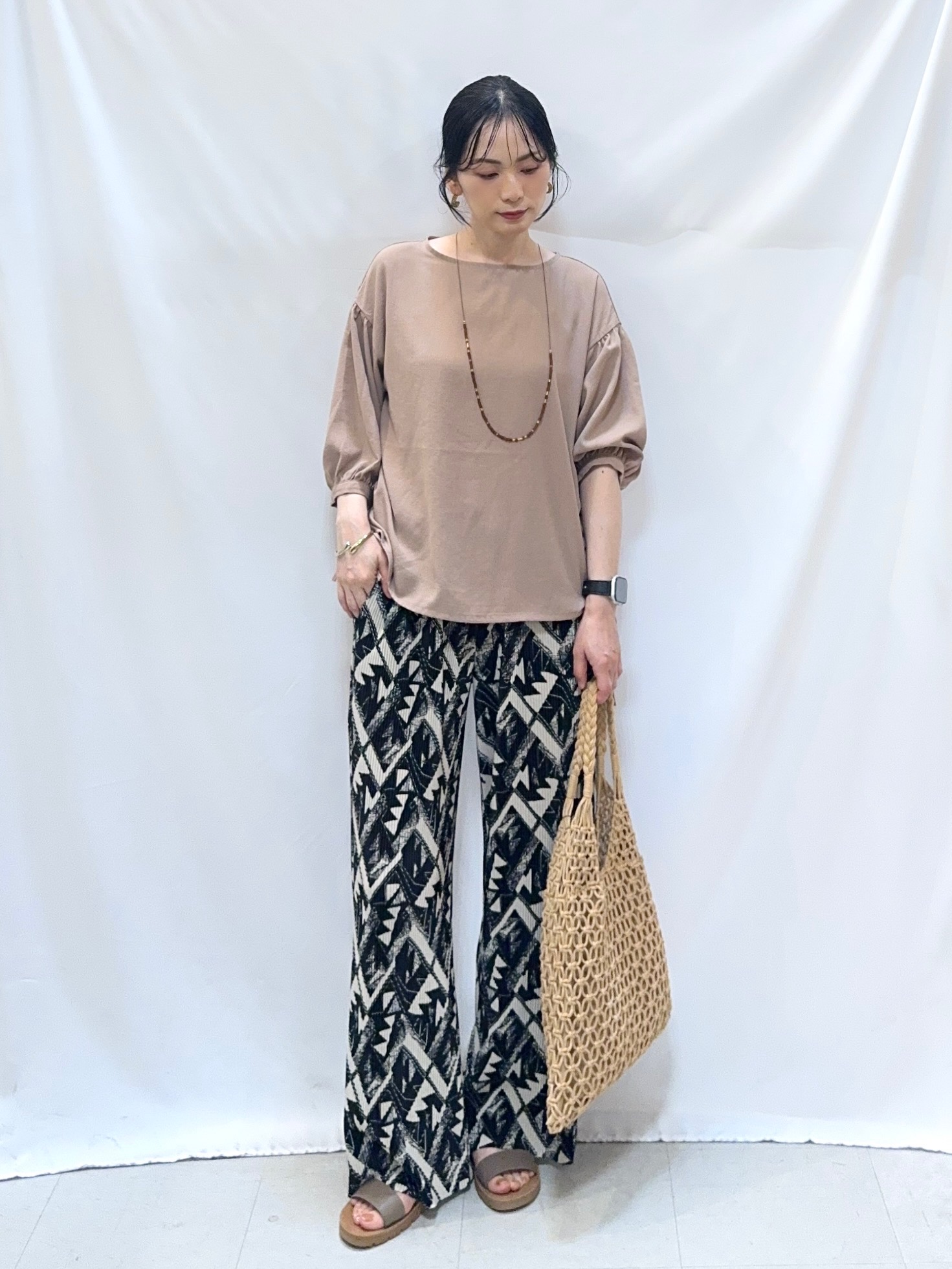 𝐇𝐢𝐫𝐨𝐦𝐢さんの「SHOO･LA･RUE｜【セットアップ可/S-LL/洗濯機可】体型カバーも叶う さらり麻調シャーリングブラウス」を使ったコーディネート