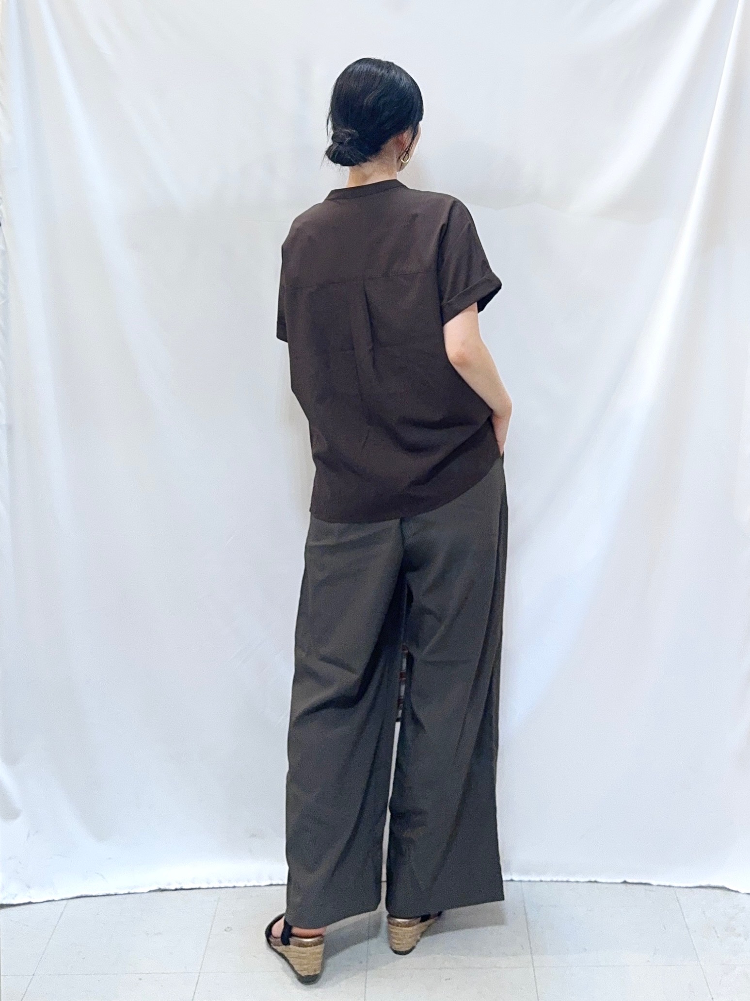 𝐇𝐢𝐫𝐨𝐦𝐢さんの「SHOO･LA･RUE｜【さらり快適/洗濯機可/S-LL】風が通り抜ける 半袖バンドカラーシアーシャツ」を使ったコーディネート