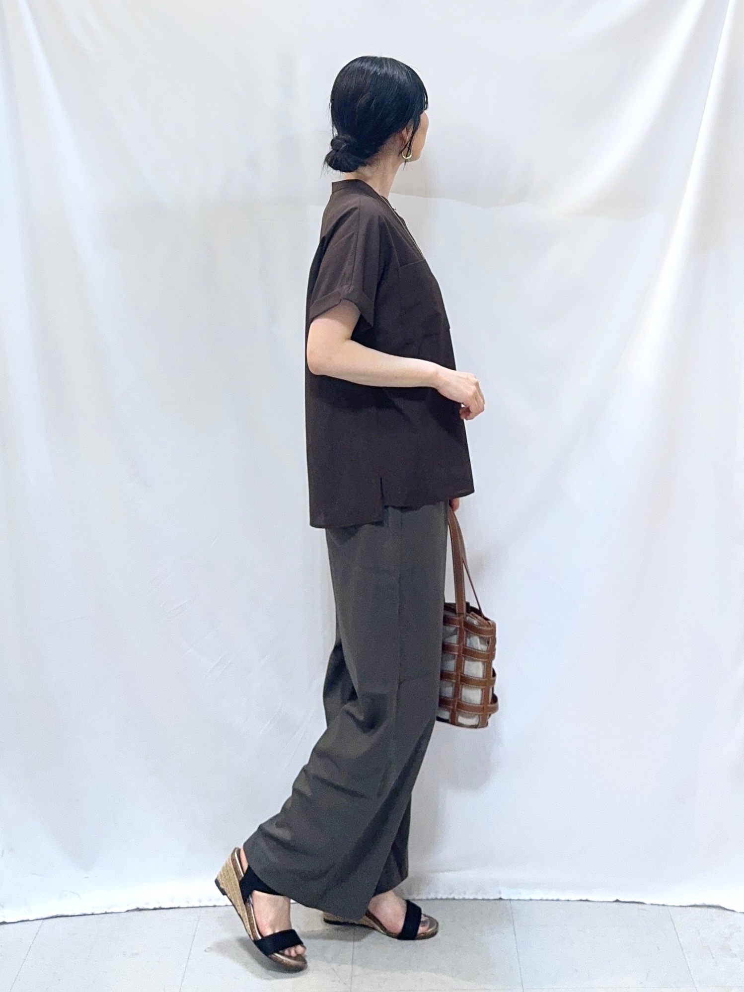 𝐇𝐢𝐫𝐨𝐦𝐢さんの「SHOO･LA･RUE｜【さらり快適/洗濯機可/S-LL】風が通り抜ける 半袖バンドカラーシアーシャツ」を使ったコーディネート