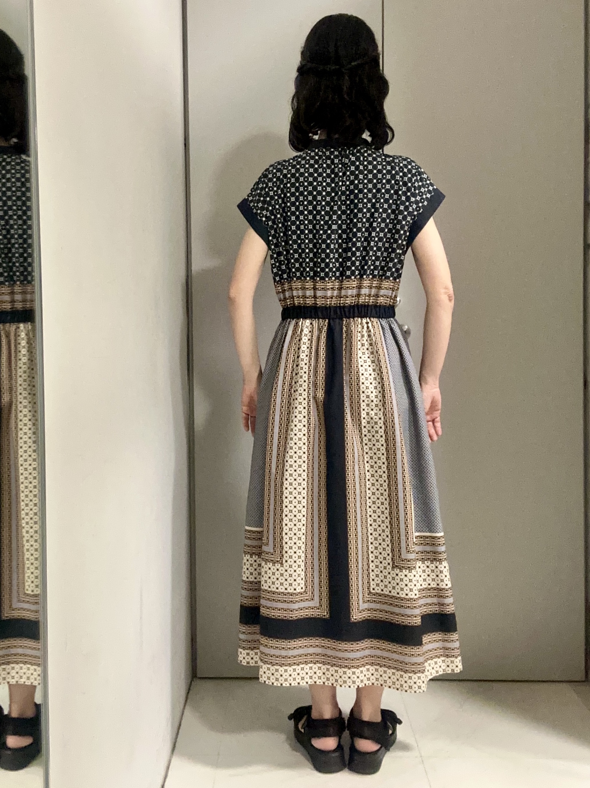 Kouさんの「Reflect｜幾何学柄フレンチスリーブワンピース」を使ったコーディネート