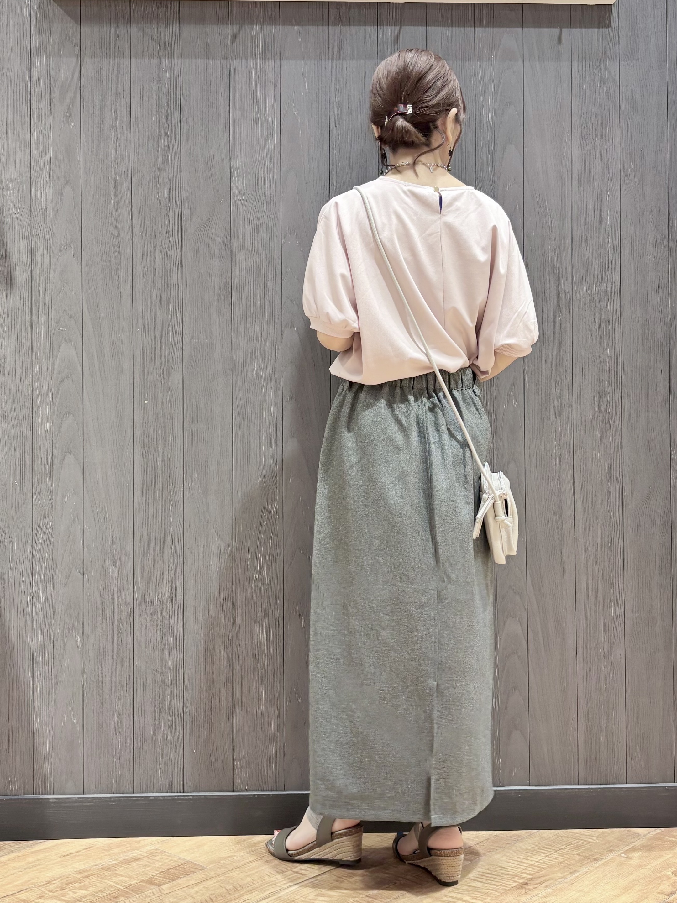 meiさんの「SHOO･LA･RUE｜【ひんやり/洗濯後しわになりにくい】インせず着られる さらっとタッチのドルマンブラウス」を使ったコーディネート