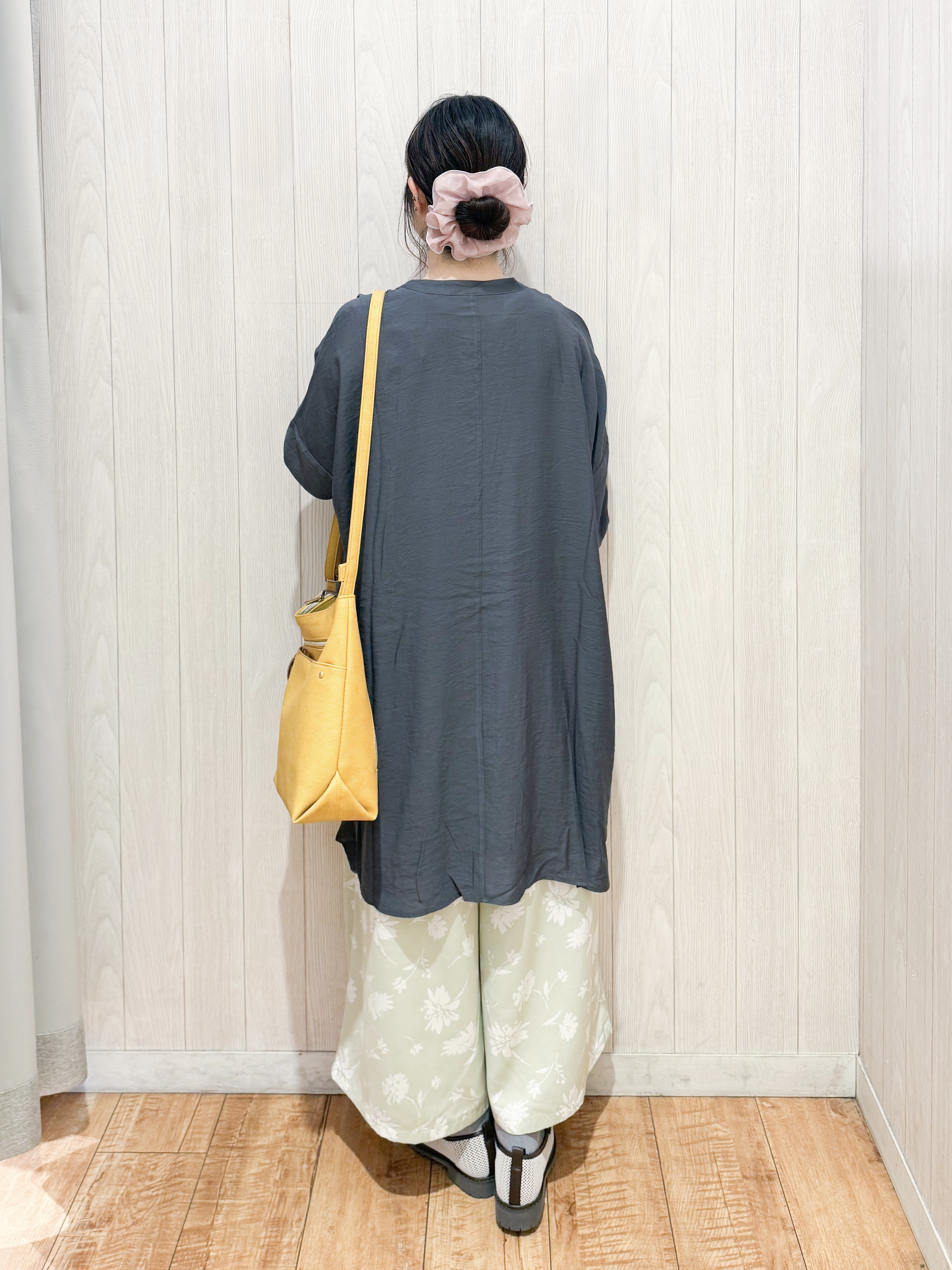 愛さんの「SHOO･LA･RUE｜【ひんやり/S-LL/洗濯機可】体型カバー叶える 大人のゆるドルマンチュニック」を使ったコーディネート
