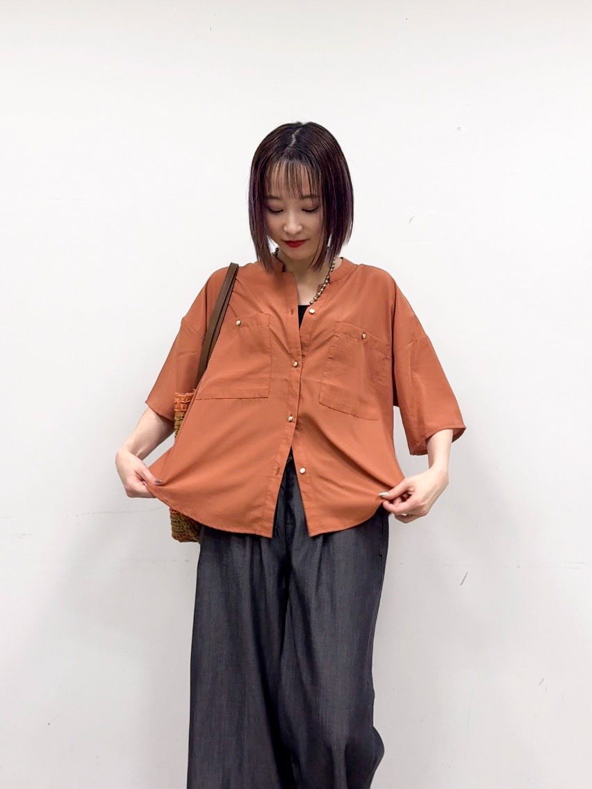 𝐜𝐡𝐢𝐤𝐚さんの「SHOO･LA･RUE｜【洗濯機可/S-LL】大人の抜け感 ゆるっと5分袖シャツ」を使ったコーディネート