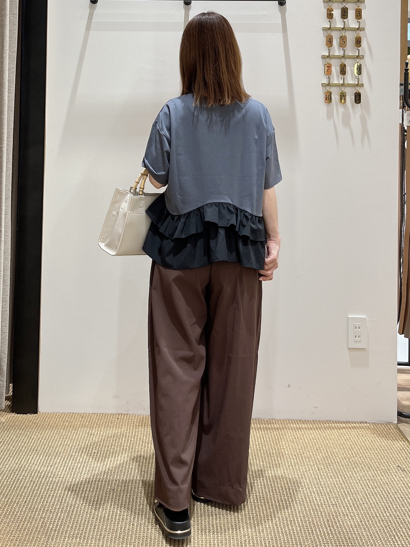 浦下飛鳥さんの「OPAQUE.CLIP｜裾フリルドッキングTシャツ【洗濯機OK】」を使ったコーディネート