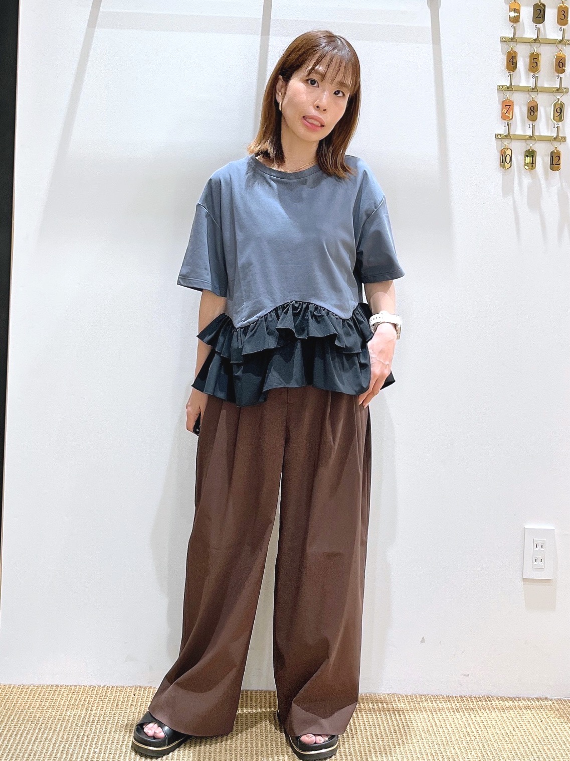 浦下飛鳥さんの「OPAQUE.CLIP｜裾フリルドッキングTシャツ【洗濯機OK】」を使ったコーディネート