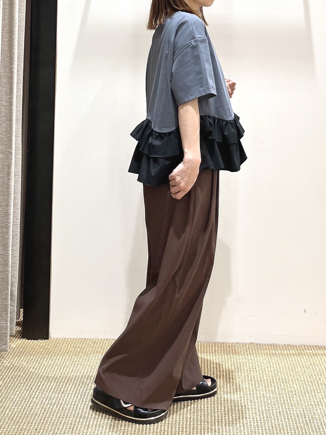 浦下飛鳥さんの「OPAQUE.CLIP｜裾フリルドッキングTシャツ【洗濯機OK】」を使ったコーディネート