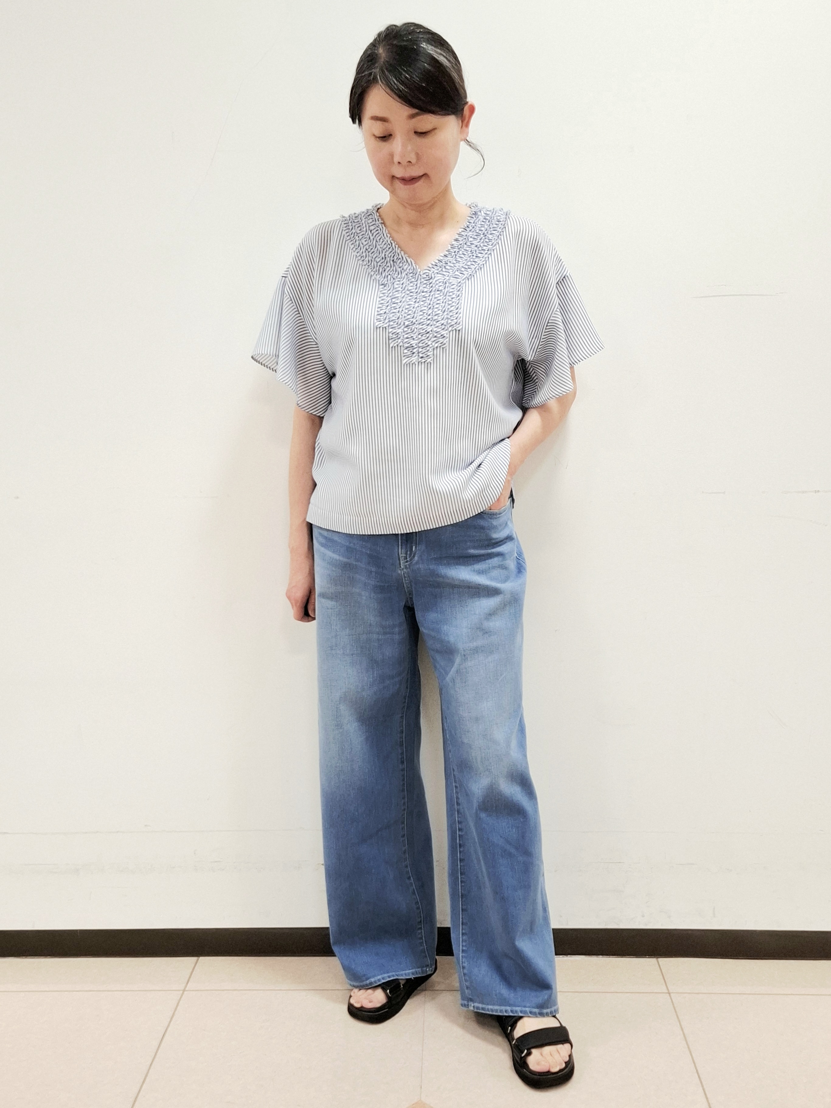 ねぎさんの「UNTITLED｜【接触冷感/通気性/洗える】Vネックフリルブラウス」を使ったコーディネート