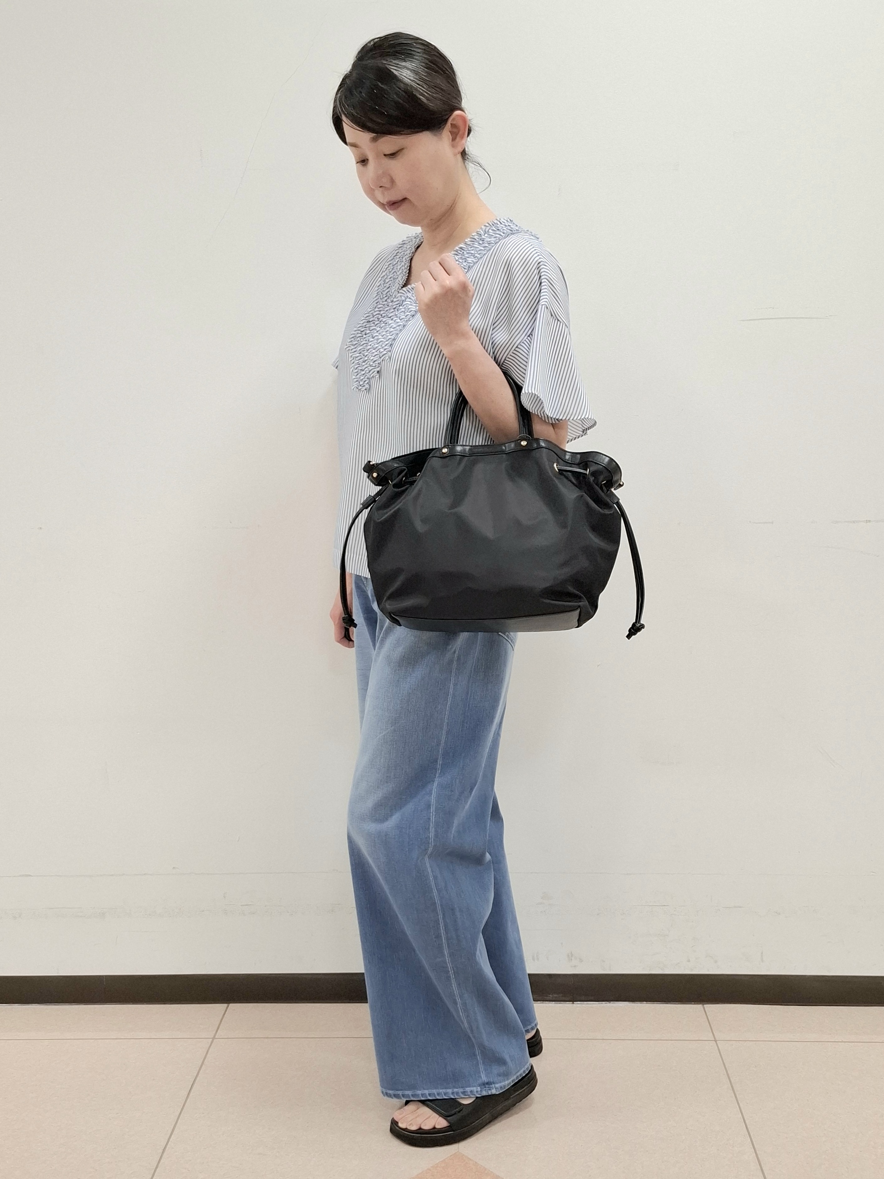 ねぎさんの「UNTITLED｜【接触冷感/通気性/洗える】Vネックフリルブラウス」を使ったコーディネート