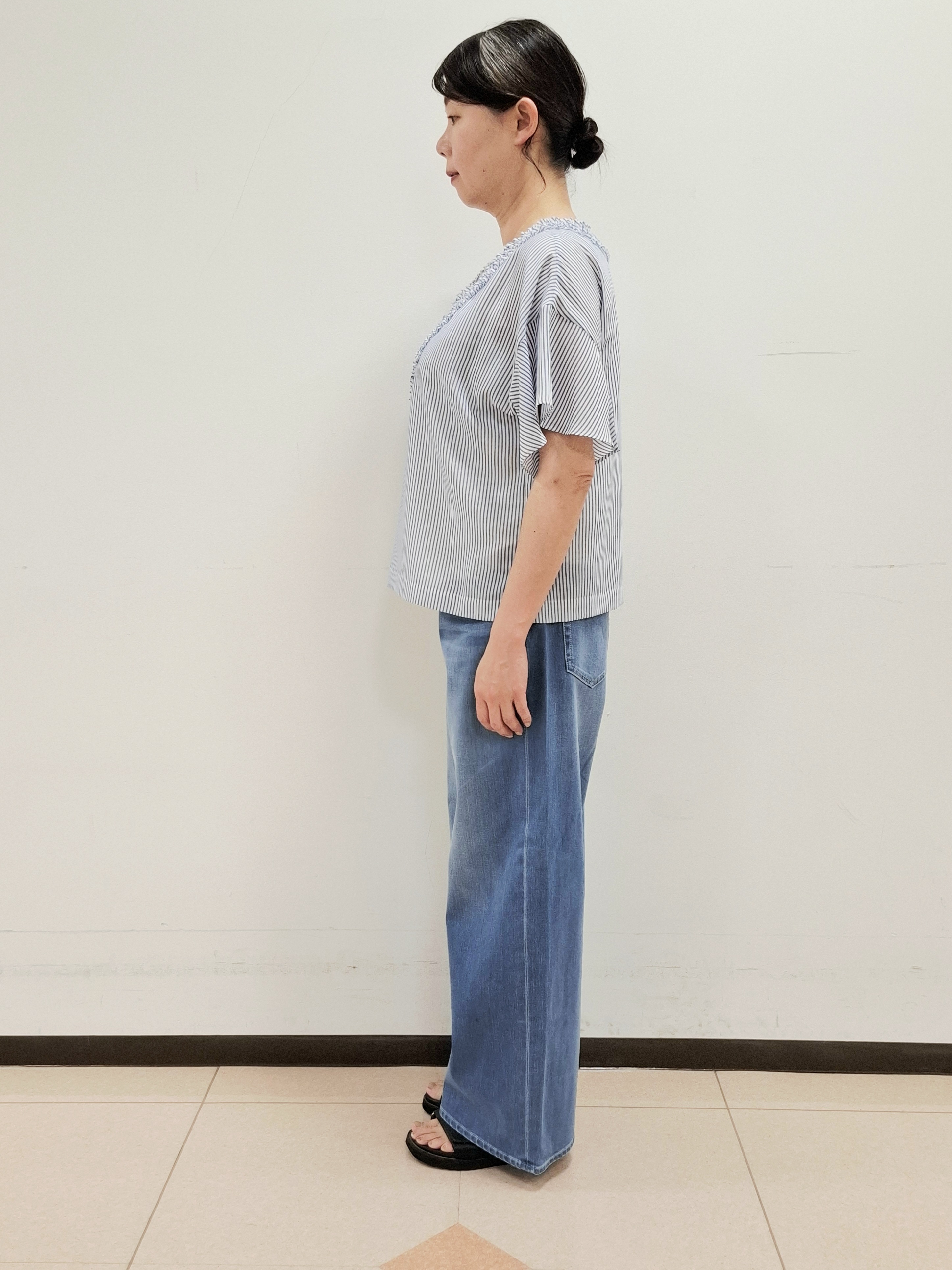 ねぎさんの「UNTITLED｜【接触冷感/通気性/洗える】Vネックフリルブラウス」を使ったコーディネート