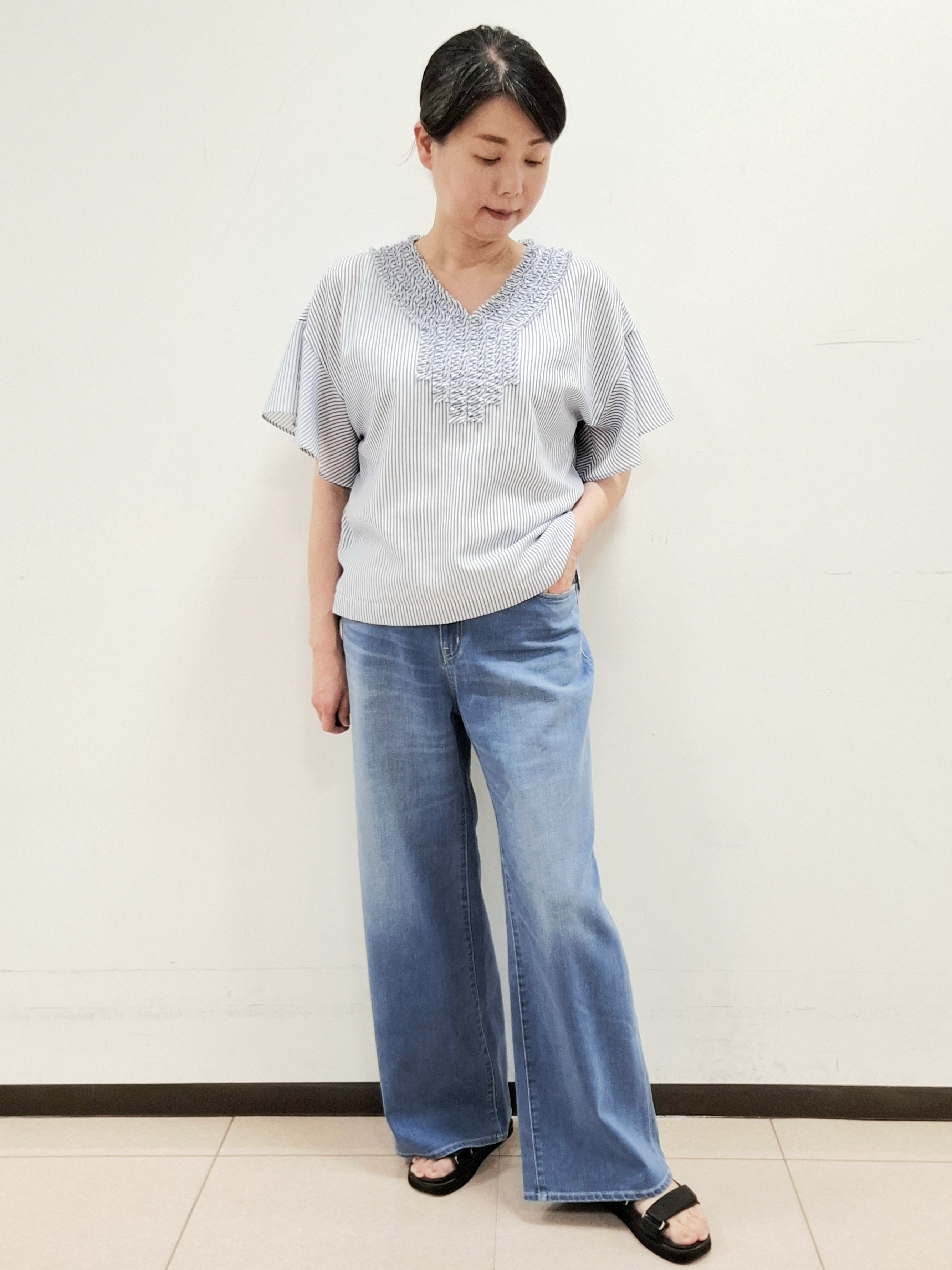 ねぎさんの「UNTITLED｜【接触冷感/通気性/洗える】Vネックフリルブラウス」を使ったコーディネート