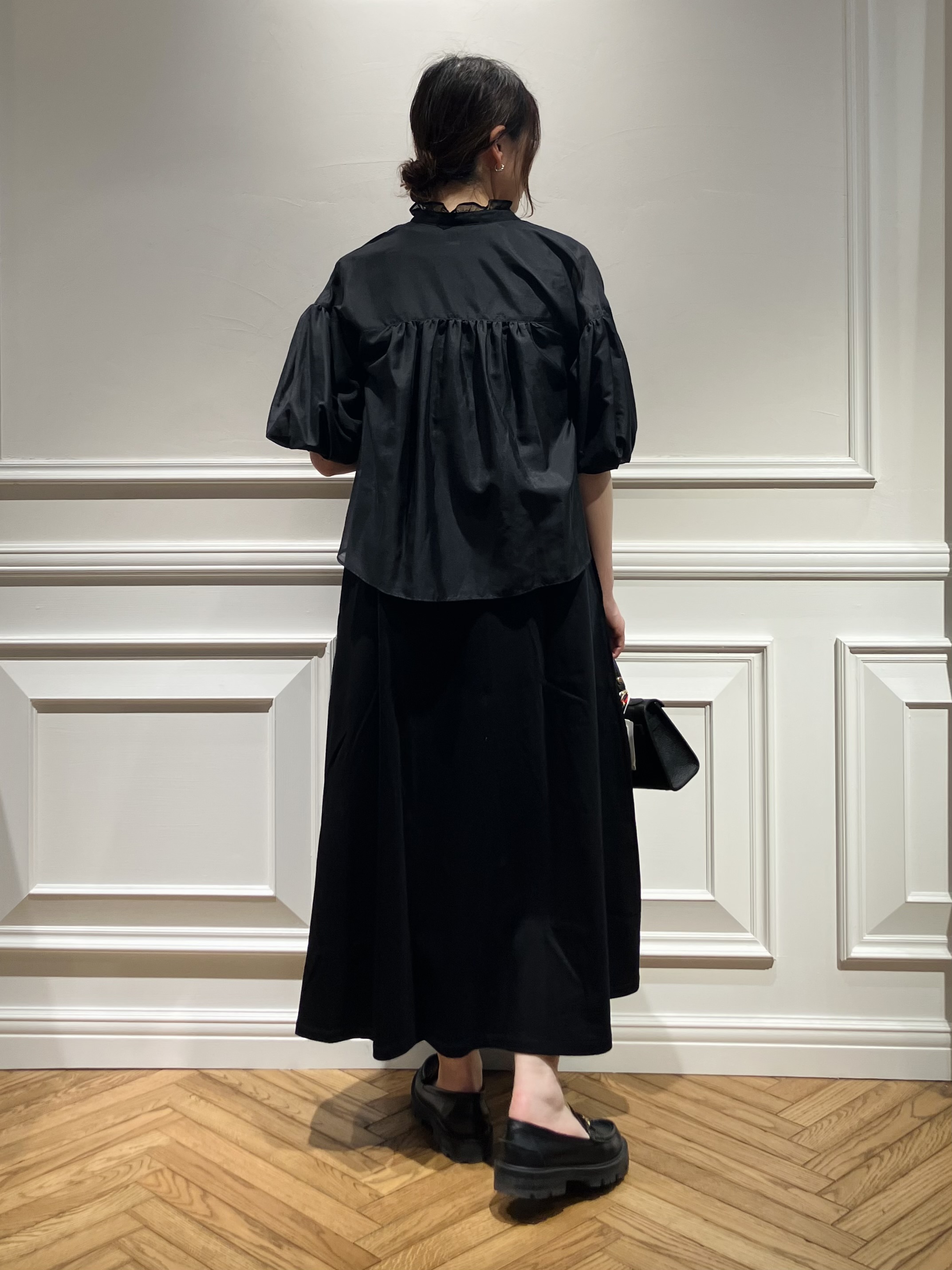 TSUKUIさんの「DRESSTERIOR｜【1枚で着映え/ウォッシャブル】スタンドフリルボリュームスリーブブラウス」を使ったコーディネート
