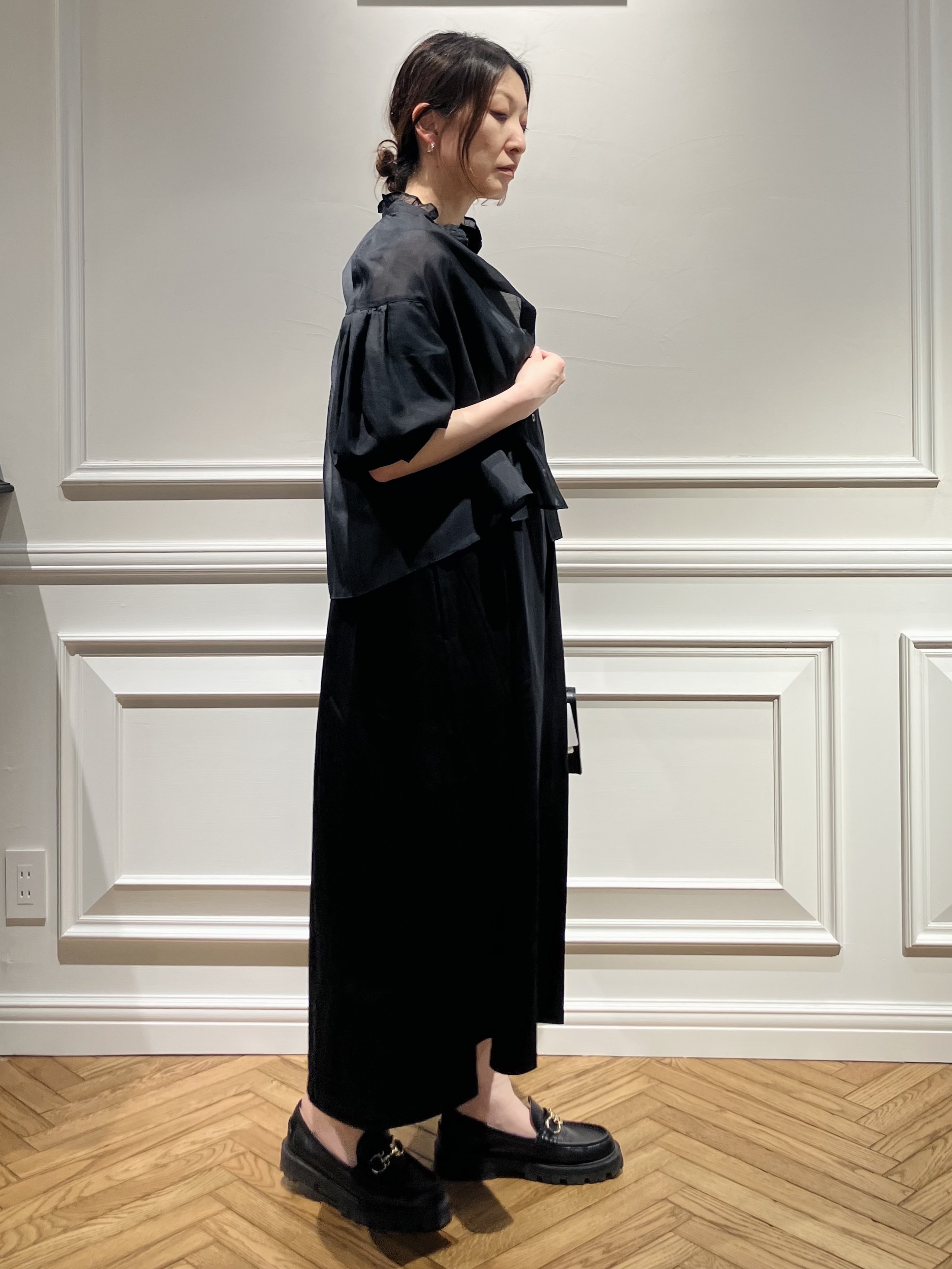 TSUKUIさんの「DRESSTERIOR｜【1枚で着映え/ウォッシャブル】スタンドフリルボリュームスリーブブラウス」を使ったコーディネート
