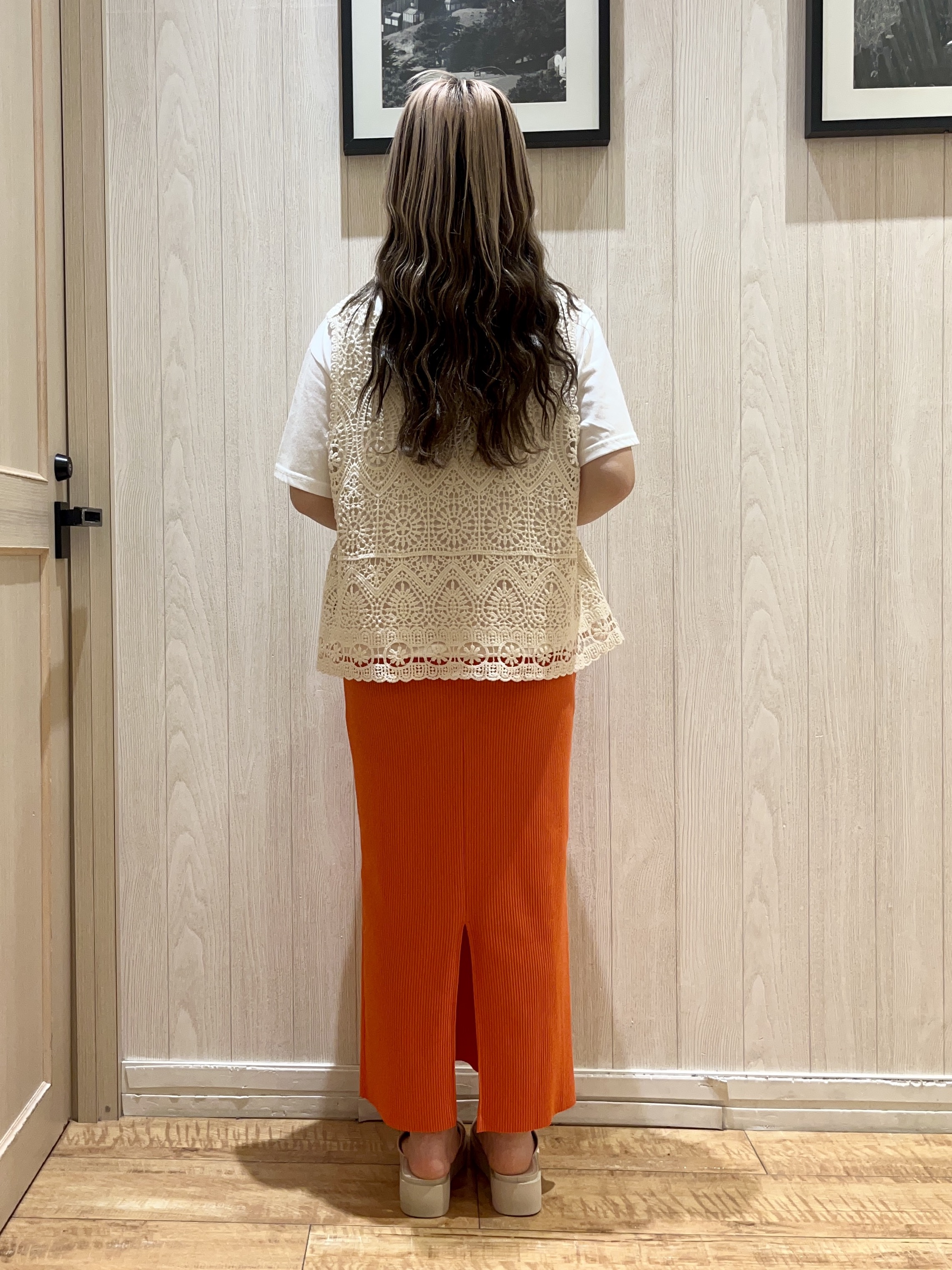 ﾕｲさんの「SHOO･LA･RUE｜【2点セット/S-LL】透かしクロシェ編みベスト＋ロゴT 大人の涼やかセット」を使ったコーディネート