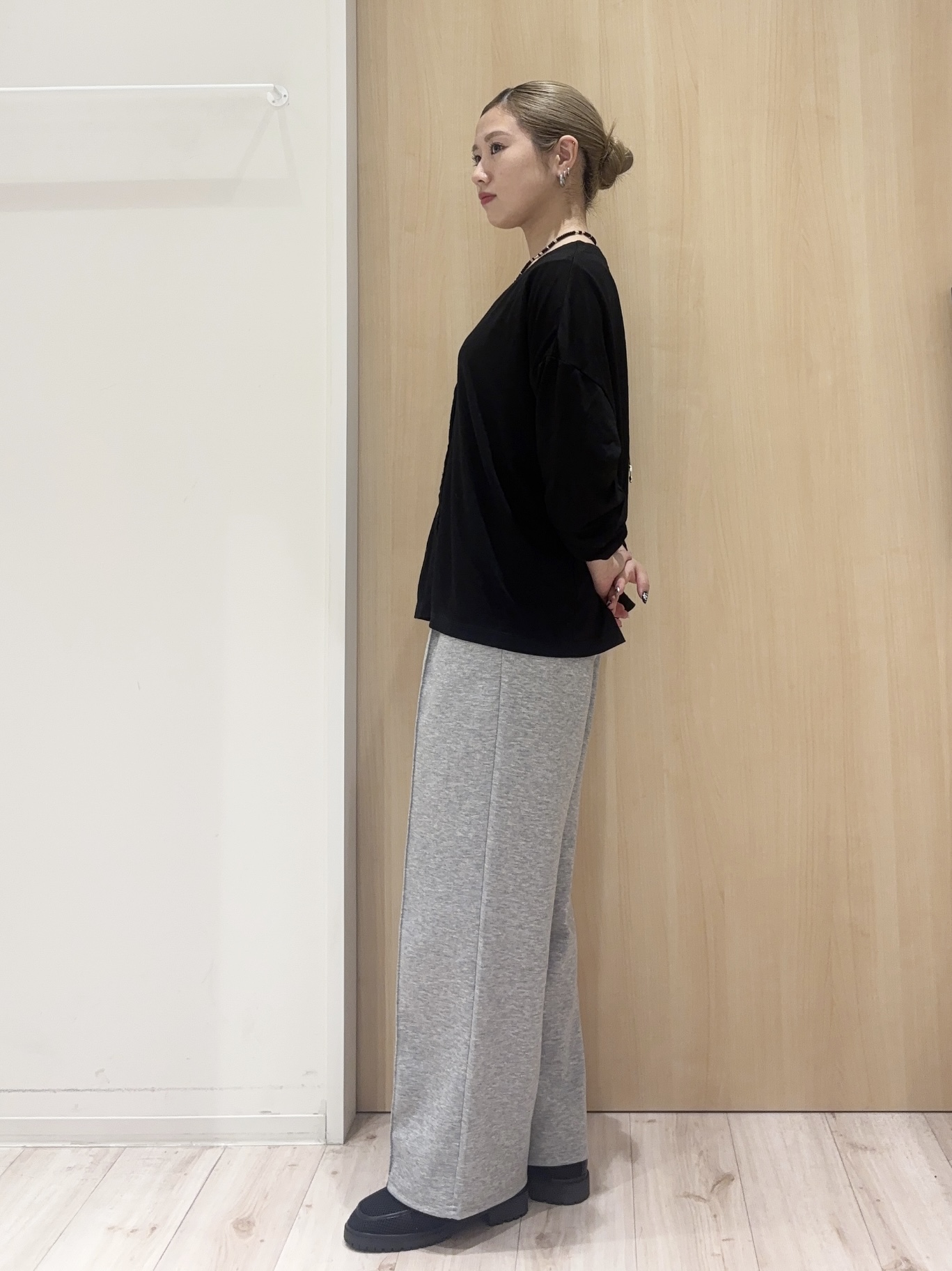 KAIRIさんの「SHOO･LA･RUE｜【S-LL/UV】手の甲まで隠れる 指穴付き とろみVネックカーディガン」を使ったコーディネート