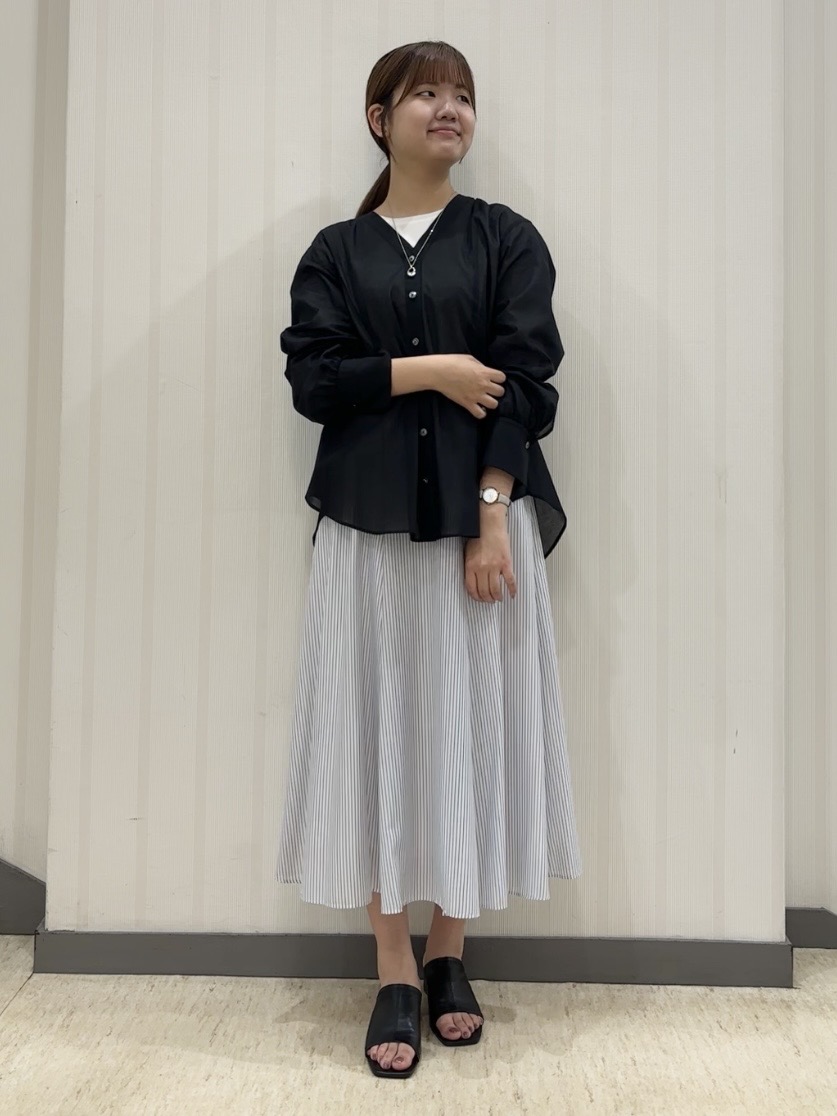 ちひさんの「INDIVI｜【接触冷感／洗える／SETUP可能】シアーシャンブレータックフレアスカート」を使ったコーディネート