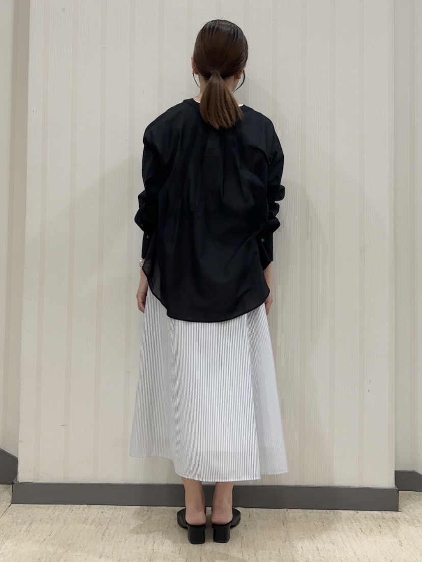 ちひさんの「INDIVI｜【接触冷感／洗える／SETUP可能】シアーシャンブレータックフレアスカート」を使ったコーディネート