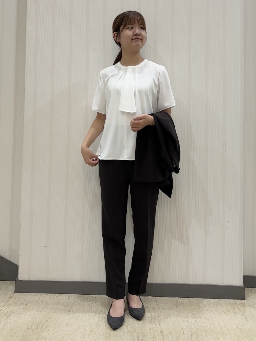ちひさんの「INDIVI｜【洗える／UVケア】ストライプ柄＆無地 ボウタイ風 半袖ブラウス」を使ったコーディネート