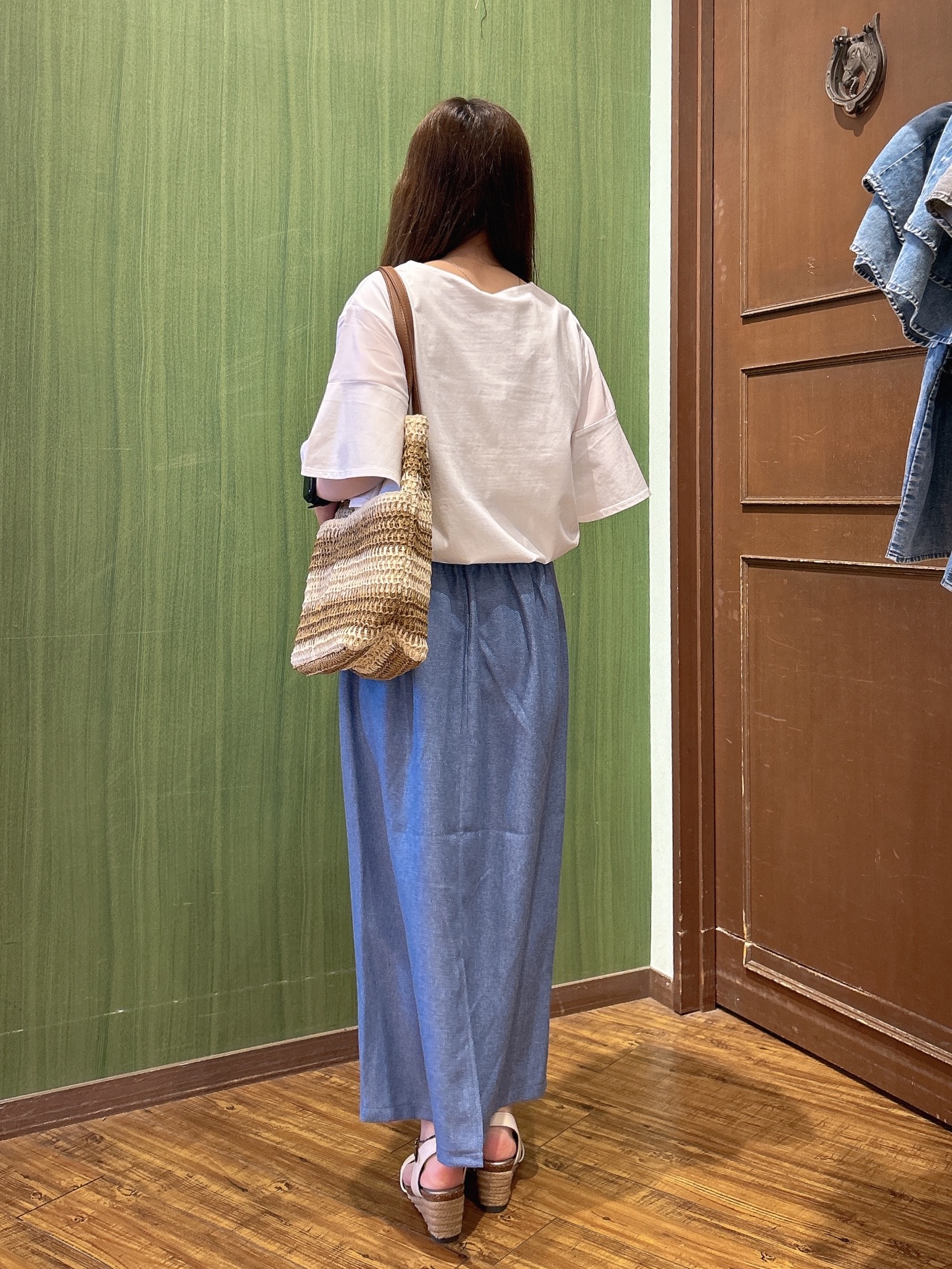かおりさんの「SHOO･LA･RUE｜【ひんやり/S-LL/体型カバー】フレアスリーブで二の腕を自然にカバー 浅VネックTシャツ」を使ったコーディネート