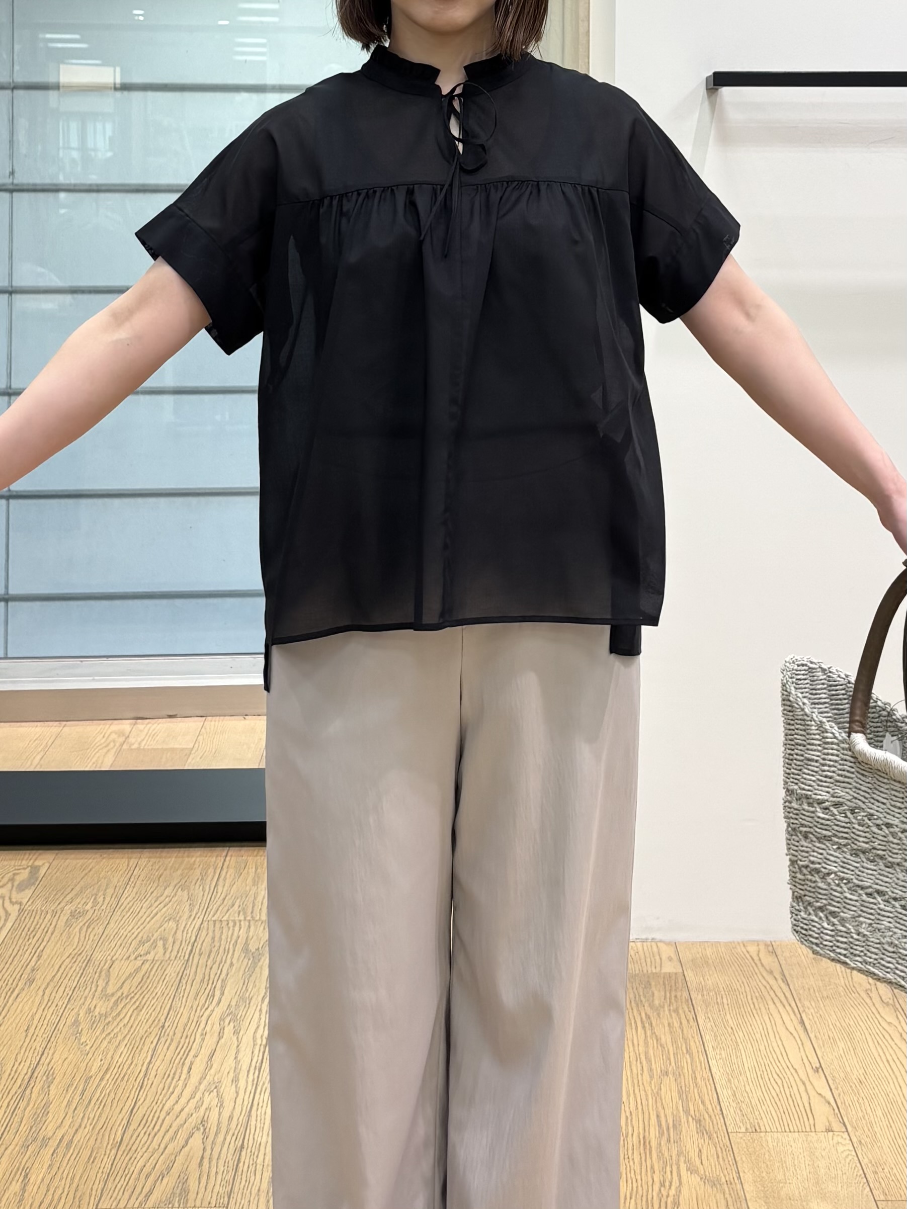 asamiさんの「INDIVI｜【洗える／軽やか】フリル衿ギャザーブラウス」を使ったコーディネート