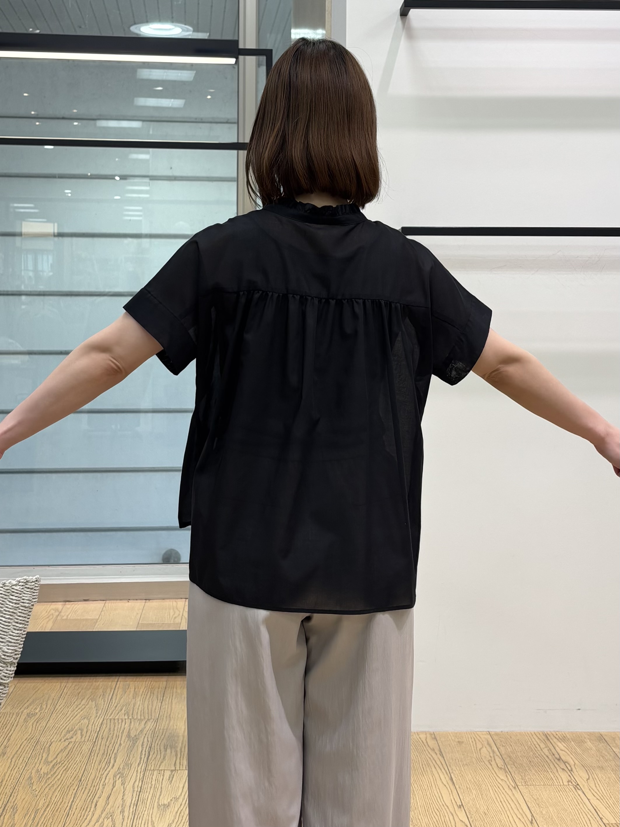 asamiさんの「INDIVI｜【洗える／軽やか】フリル衿ギャザーブラウス」を使ったコーディネート