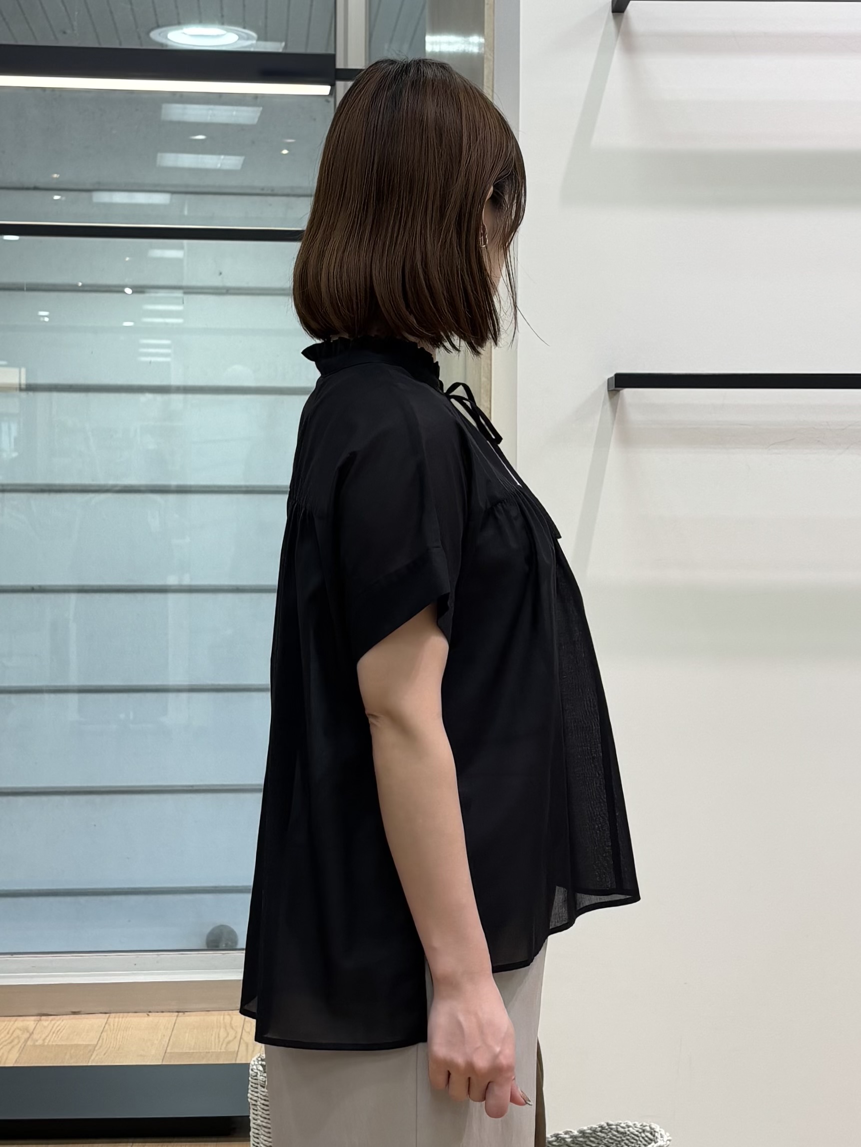 asamiさんの「INDIVI｜【洗える／軽やか】フリル衿ギャザーブラウス」を使ったコーディネート