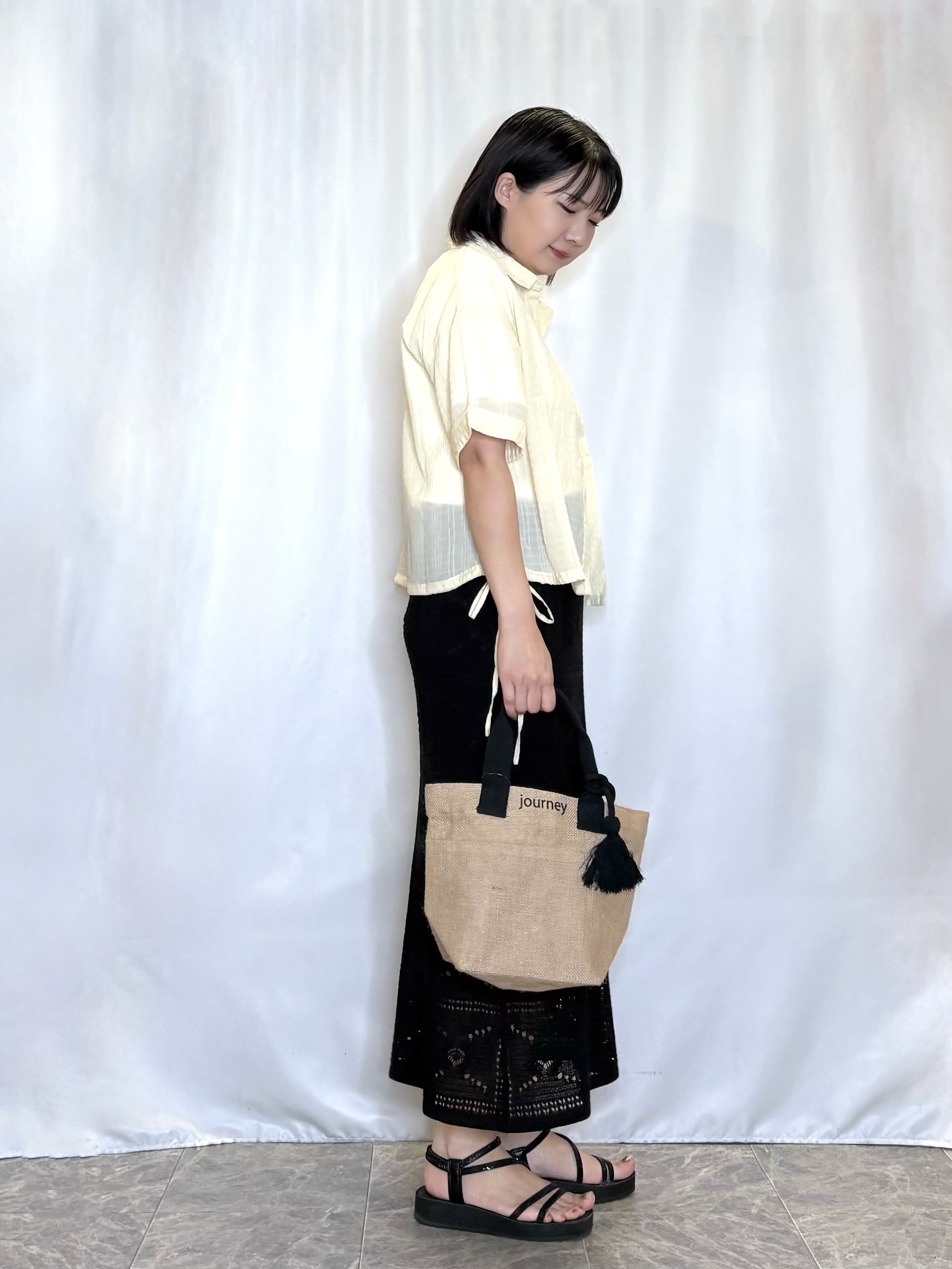 ネリさんの「SHOO･LA･RUE｜【S-LL/洗濯機可/体型カバー】さらさら シャーリングシフォン 裾ドロストシャツ」を使ったコーディネート