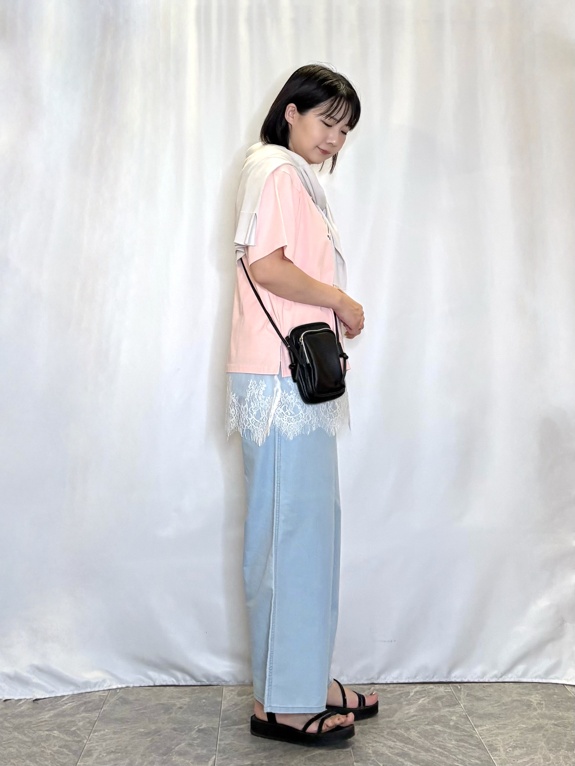ネリさんの「SHOO･LA･RUE｜【洗濯機可/ひんやり/UV】さらっとしたタッチが心地よい ショート丈 Vネックカーディガン」を使ったコーディネート