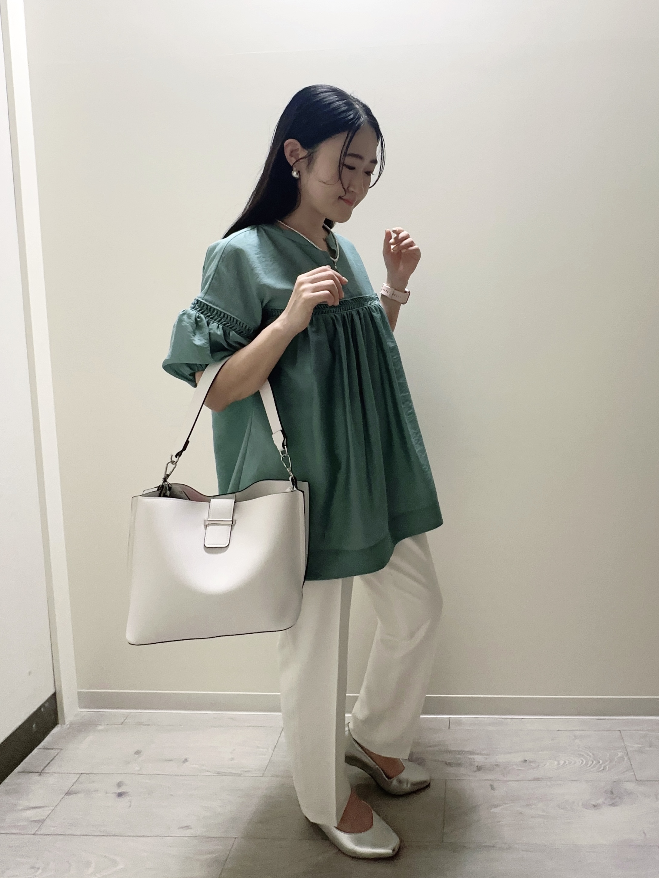 末廣美智子さんの「Reflect｜ボリュームスリーブオフボディブラウス」を使ったコーディネート