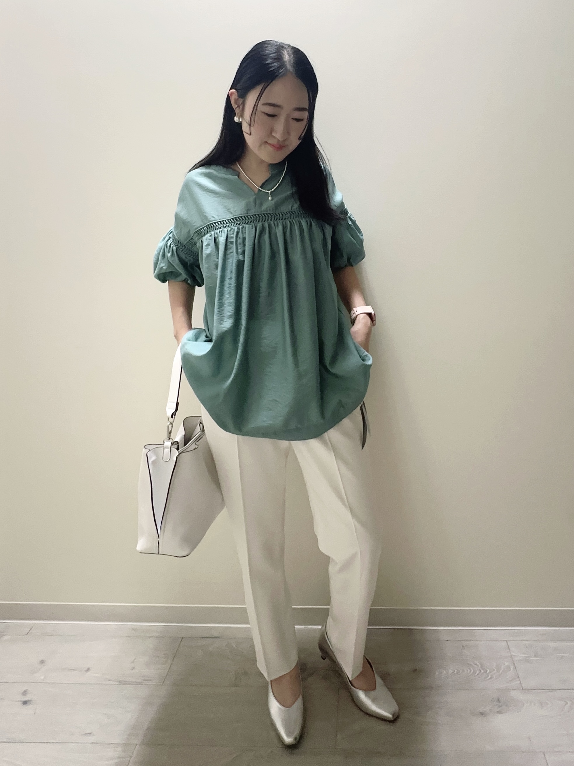 末廣美智子さんの「Reflect｜ボリュームスリーブオフボディブラウス」を使ったコーディネート