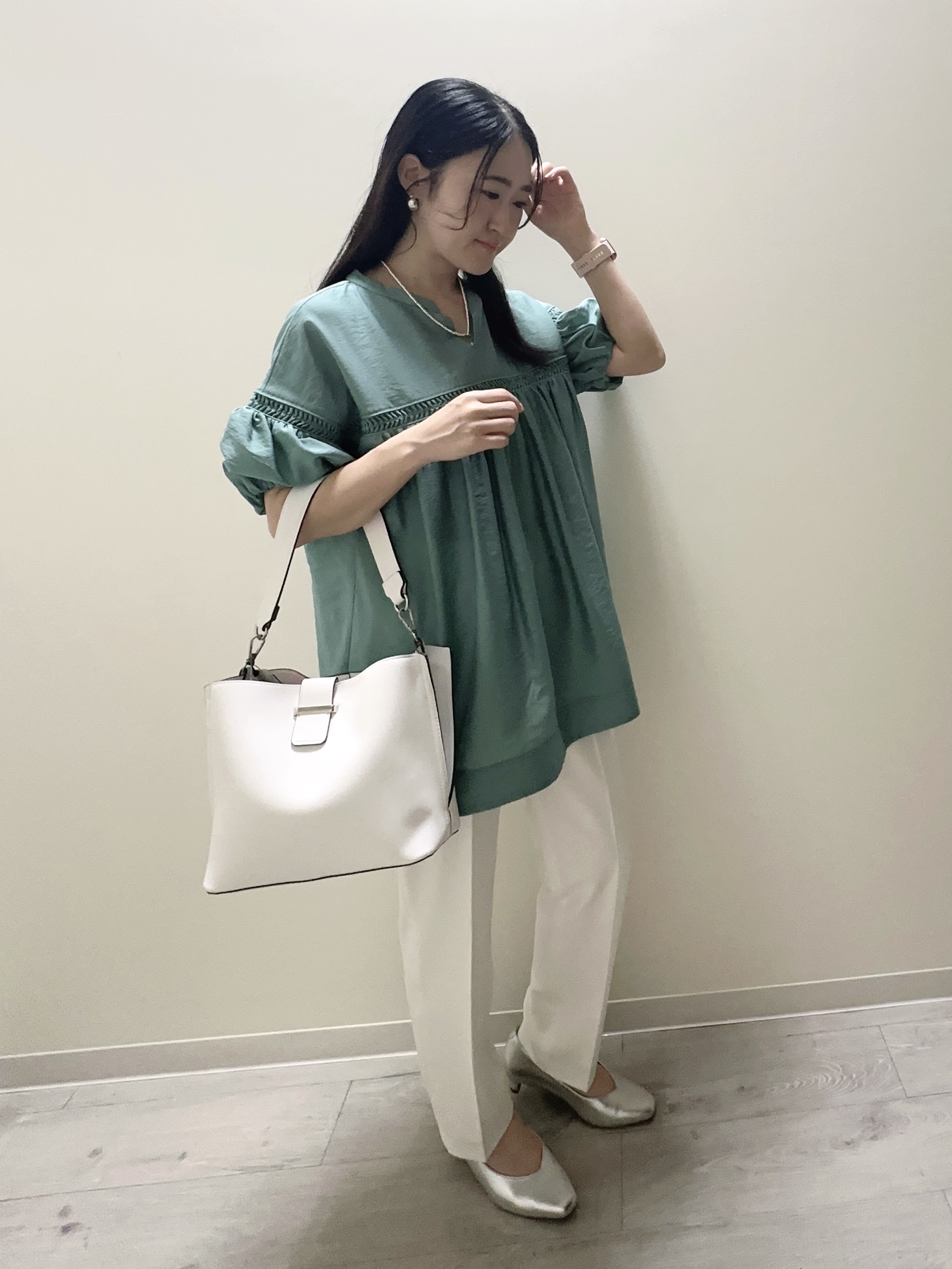 末廣美智子さんの「Reflect｜ボリュームスリーブオフボディブラウス」を使ったコーディネート
