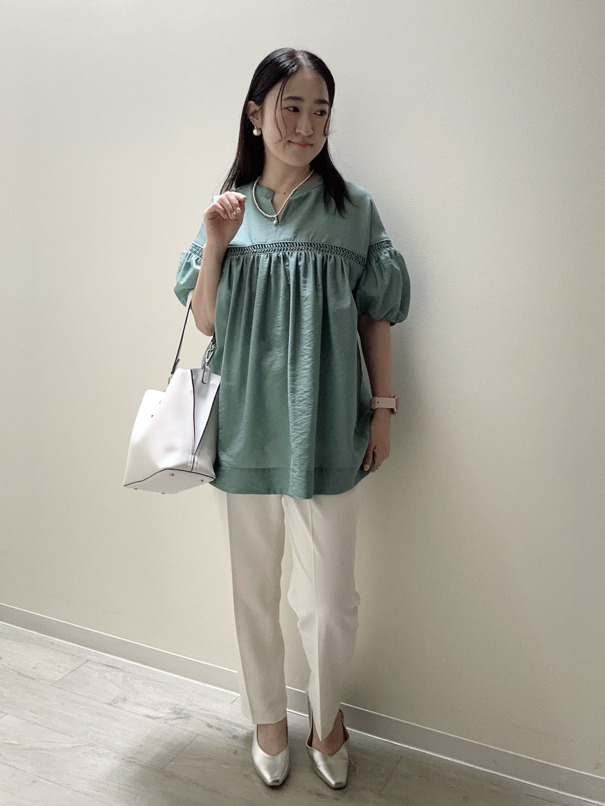 末廣美智子さんの「Reflect｜ボリュームスリーブオフボディブラウス」を使ったコーディネート