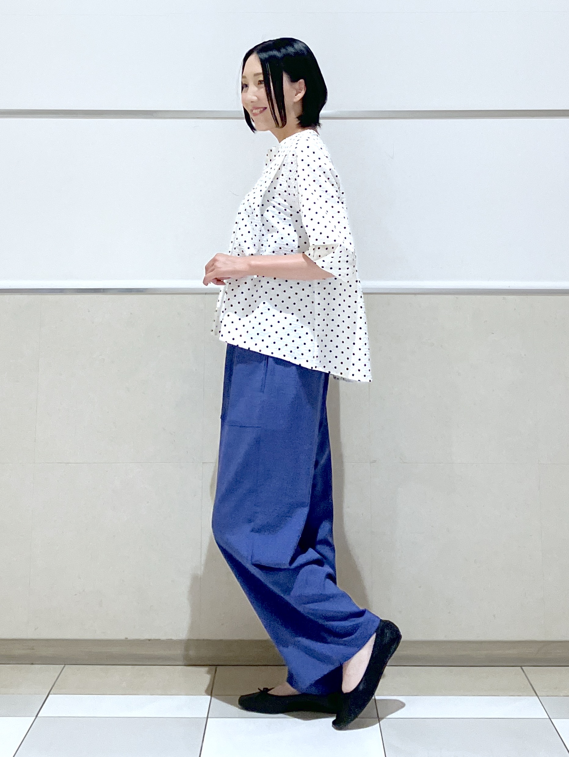 eriko さんの「Dessin｜【セットアップ可/UVカット】サッカー素材 キーネックブラウス」を使ったコーディネート