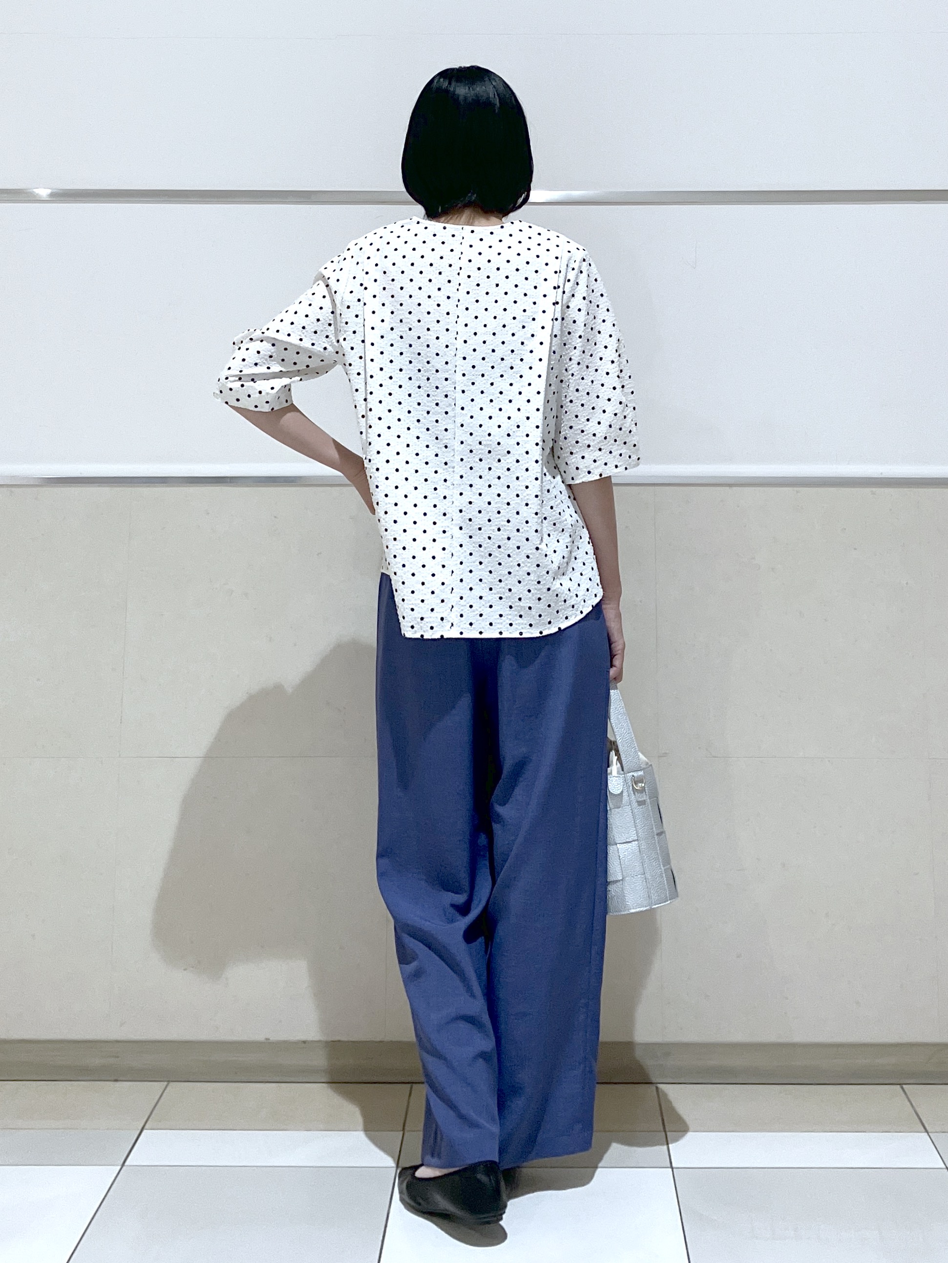 eriko さんの「Dessin｜【セットアップ可/UVカット】サッカー素材 キーネックブラウス」を使ったコーディネート