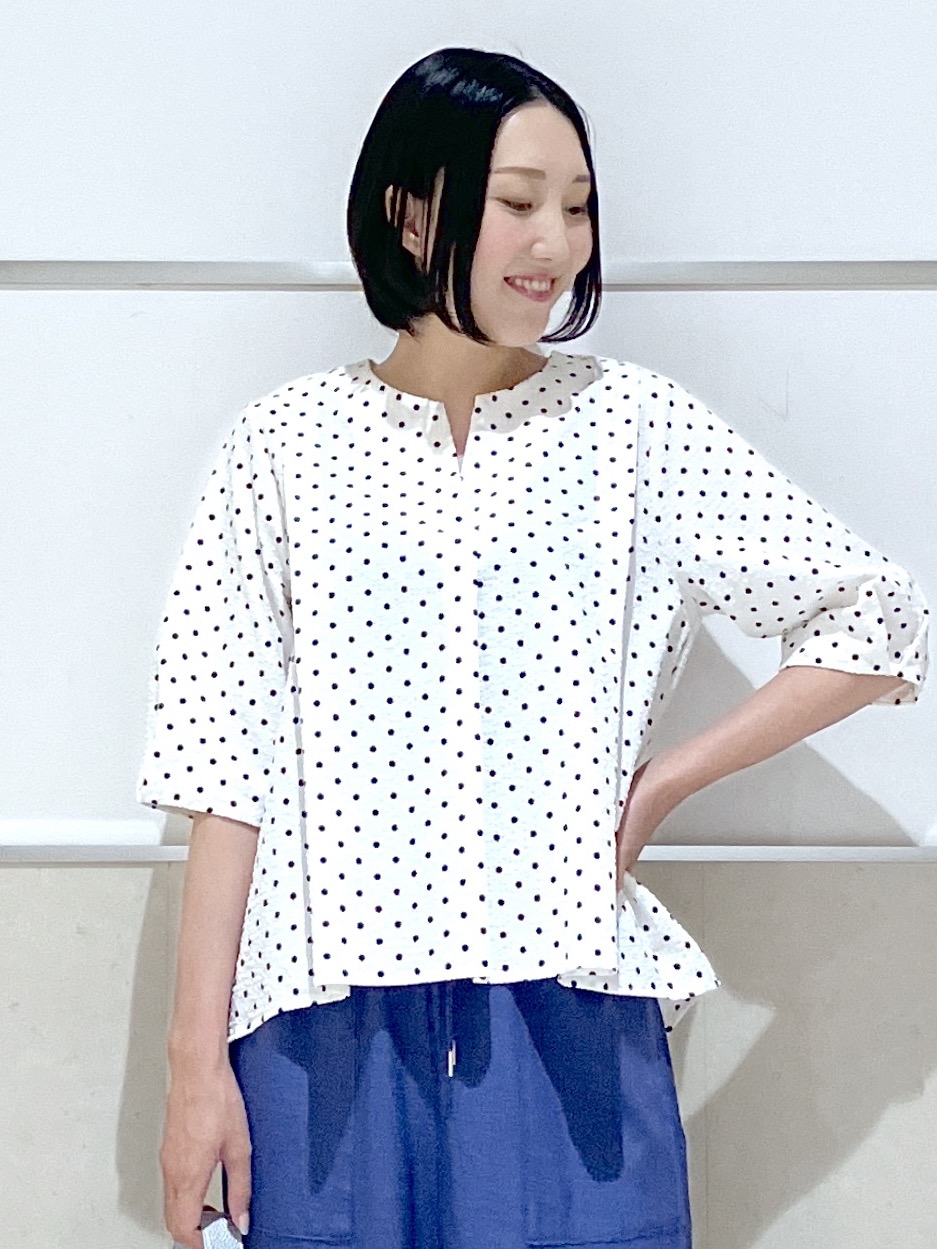 eriko さんの「Dessin｜【セットアップ可/UVカット】サッカー素材 キーネックブラウス」を使ったコーディネート
