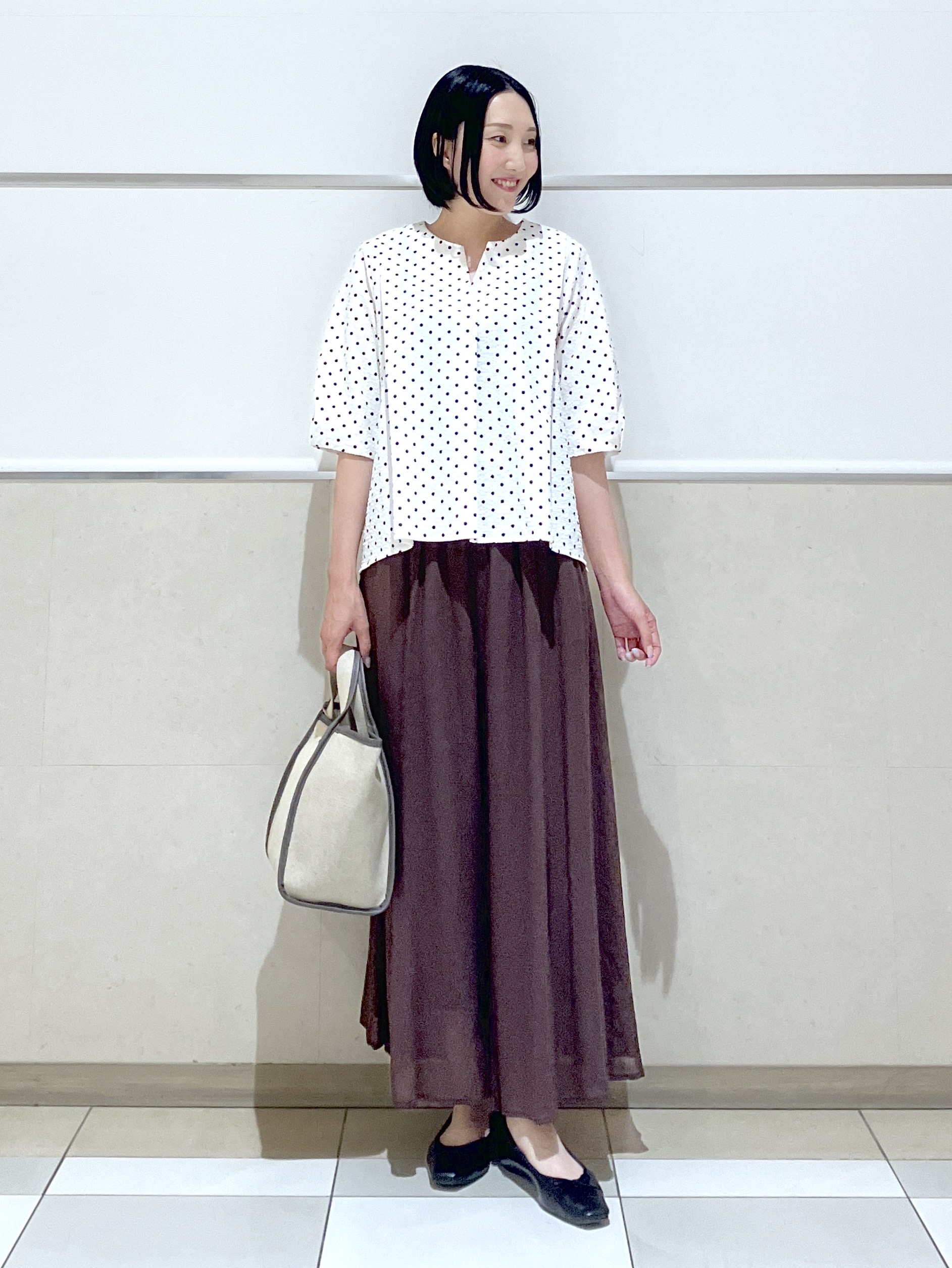 eriko さんの「Dessin｜【セットアップ可/UVカット】サッカー素材 キーネックブラウス」を使ったコーディネート