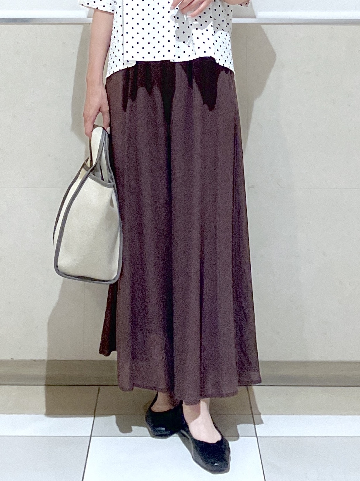 eriko さんの「Dessin｜【セットアップ可/UVカット】サッカー素材 キーネックブラウス」を使ったコーディネート