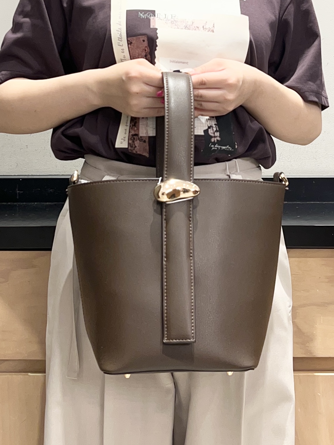 かのさんの「THE SHOP TK｜【ひんやりさらさら】ロゴアソートクルーネックTシャツ」を使ったコーディネート