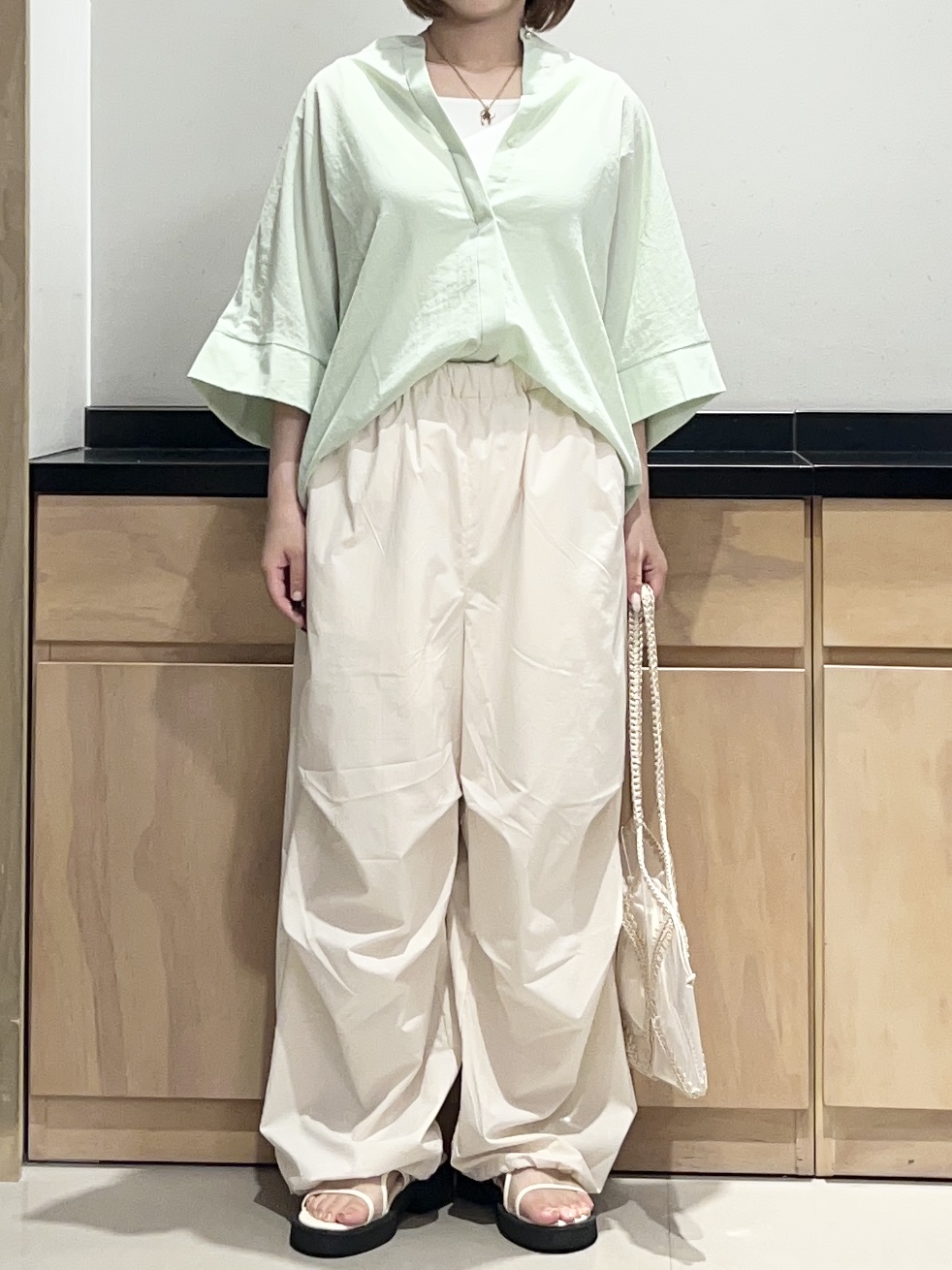 かのさんの「THE SHOP TK｜【高レビュー/体型カバー】さらっと快適 ドルマン5分袖ブラウス」を使ったコーディネート