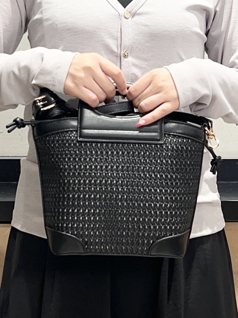 かのさんの「THE SHOP TK｜シアーフライスVカーデ」を使ったコーディネート
