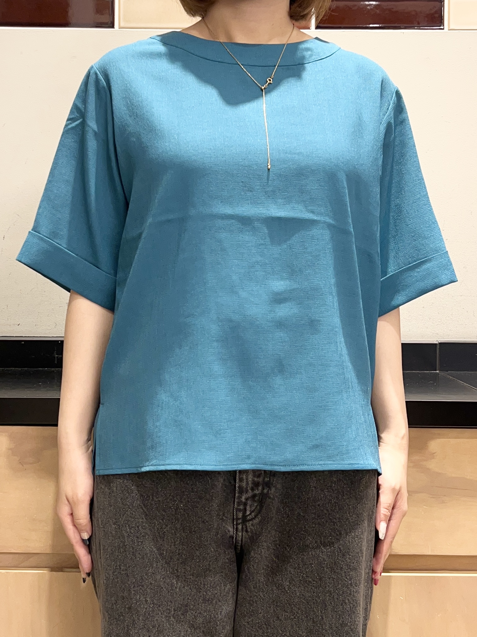 かのさんの「THE SHOP TK｜【M-XL/二の腕カバー】さらり麻調メッシュ5分袖ブラウス」を使ったコーディネート