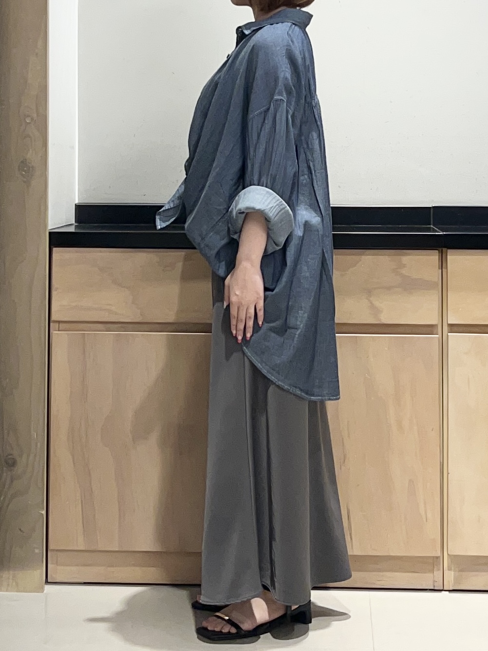 かのさんの「THE SHOP TK｜軽やかでエアリー シアーデニムシャツ」を使ったコーディネート