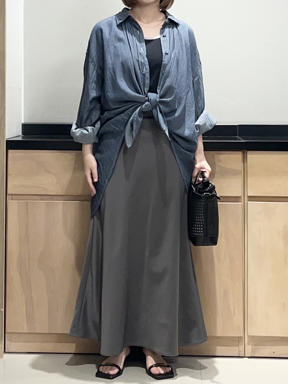 かのさんの「THE SHOP TK｜軽やかでエアリー シアーデニムシャツ」を使ったコーディネート