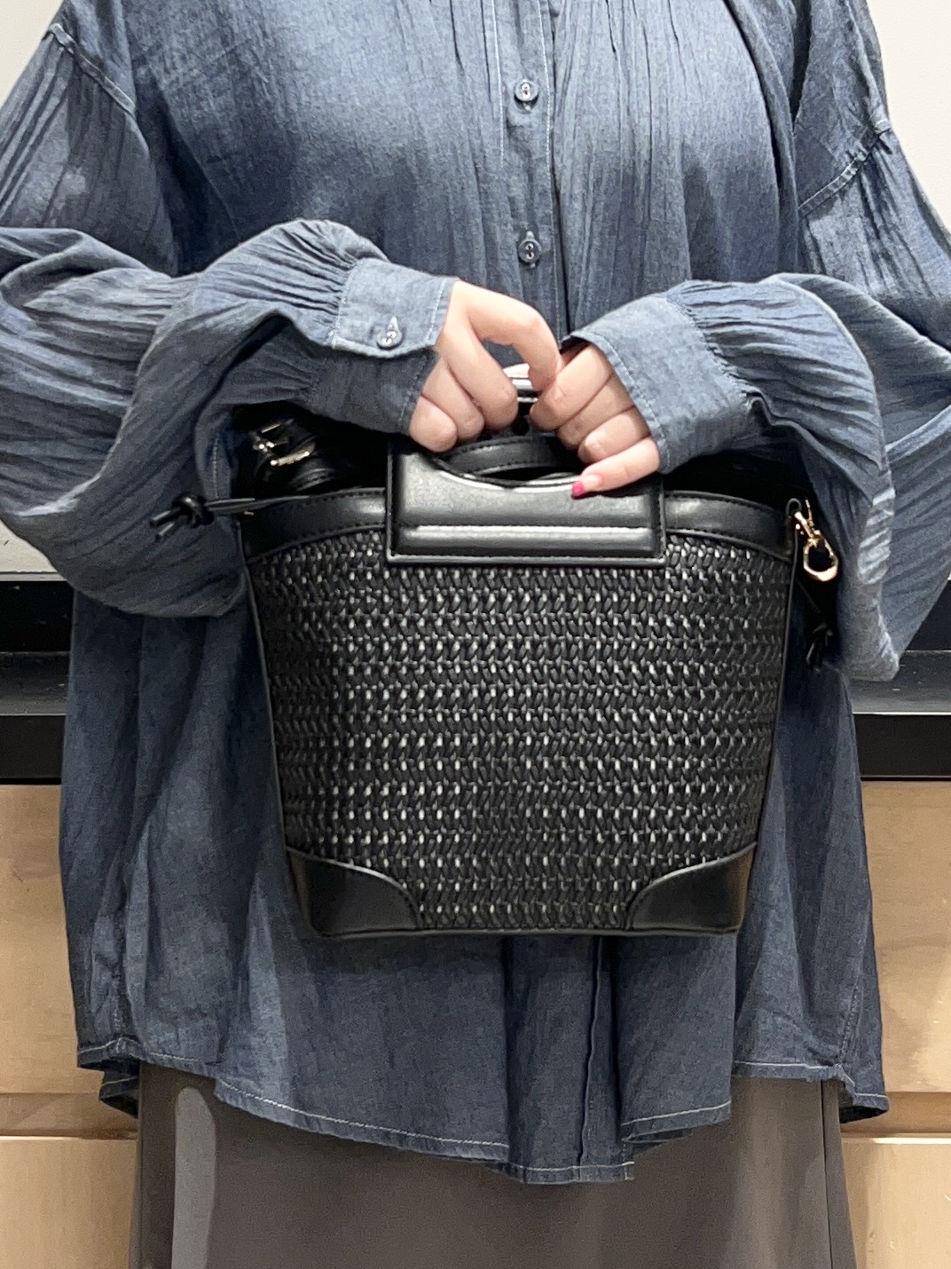 かのさんの「THE SHOP TK｜軽やかでエアリー シアーデニムシャツ」を使ったコーディネート