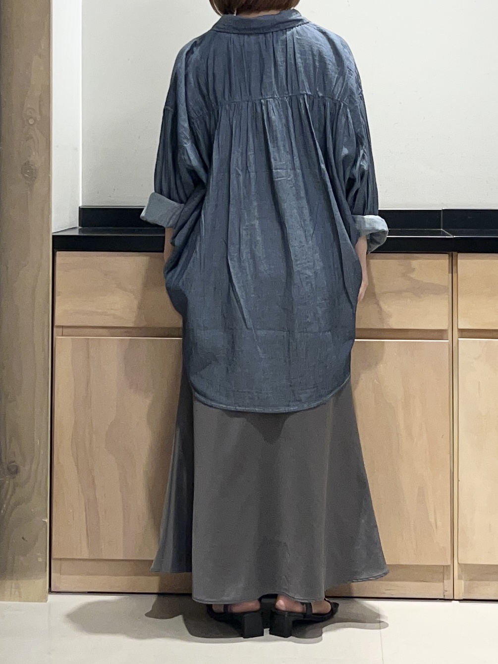 かのさんの「THE SHOP TK｜軽やかでエアリー シアーデニムシャツ」を使ったコーディネート