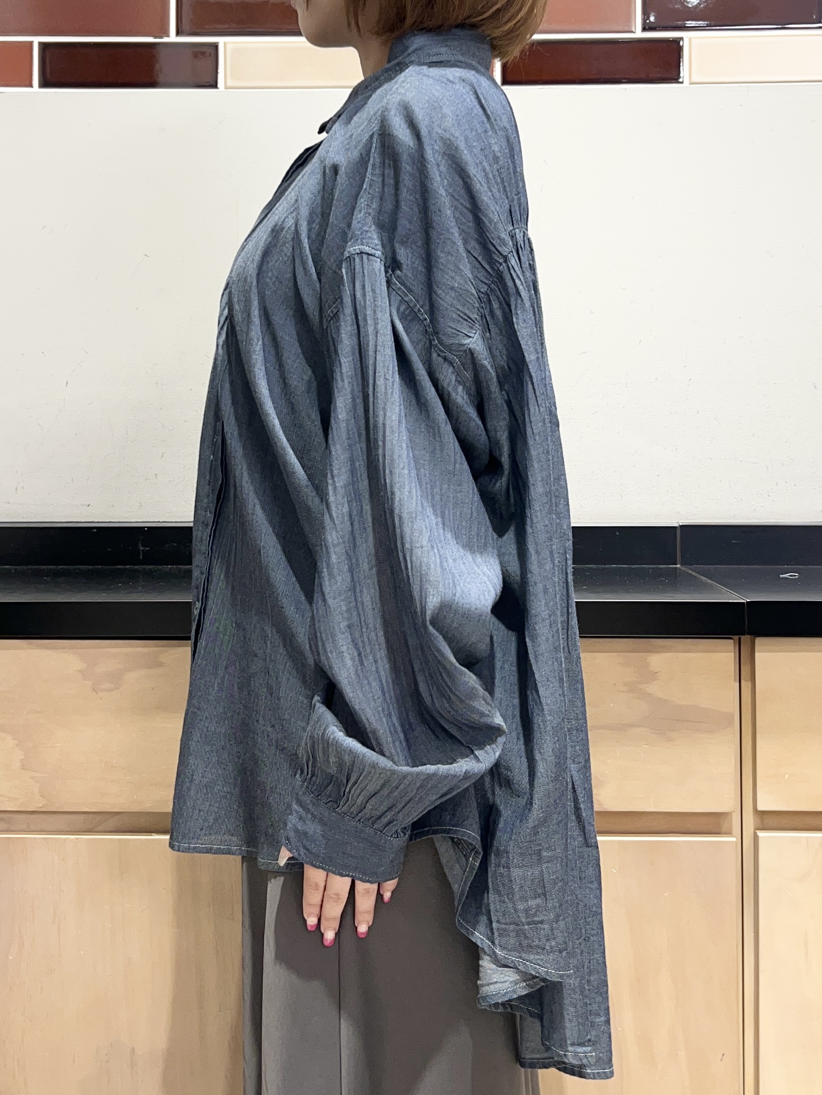 かのさんの「THE SHOP TK｜軽やかでエアリー シアーデニムシャツ」を使ったコーディネート