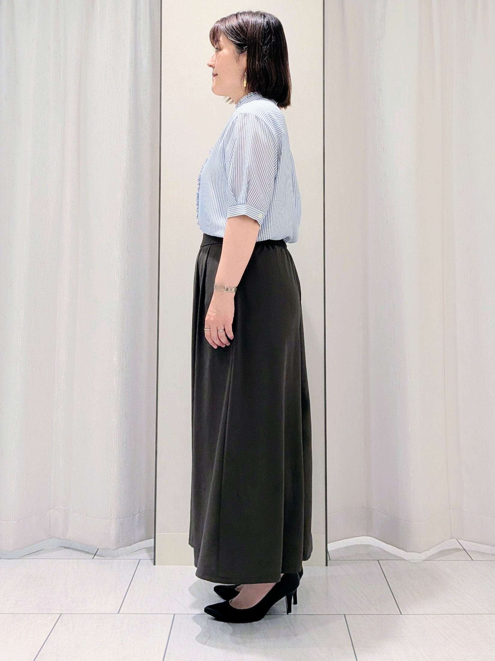 Onumaさんの「UNTITLED｜【接触冷感/通気性/洗える】スタンドカラーフリルブラウス」を使ったコーディネート