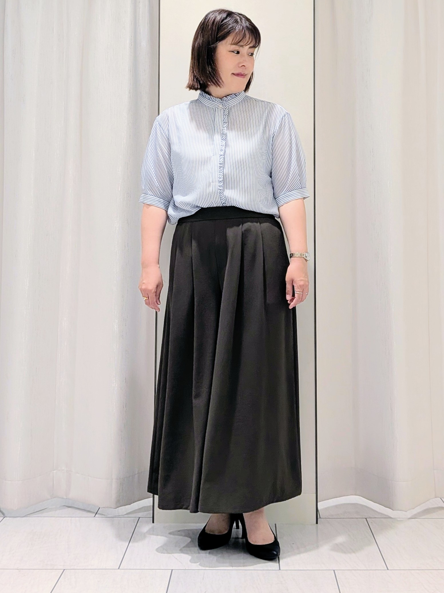Onumaさんの「UNTITLED｜【接触冷感/通気性/洗える】スタンドカラーフリルブラウス」を使ったコーディネート